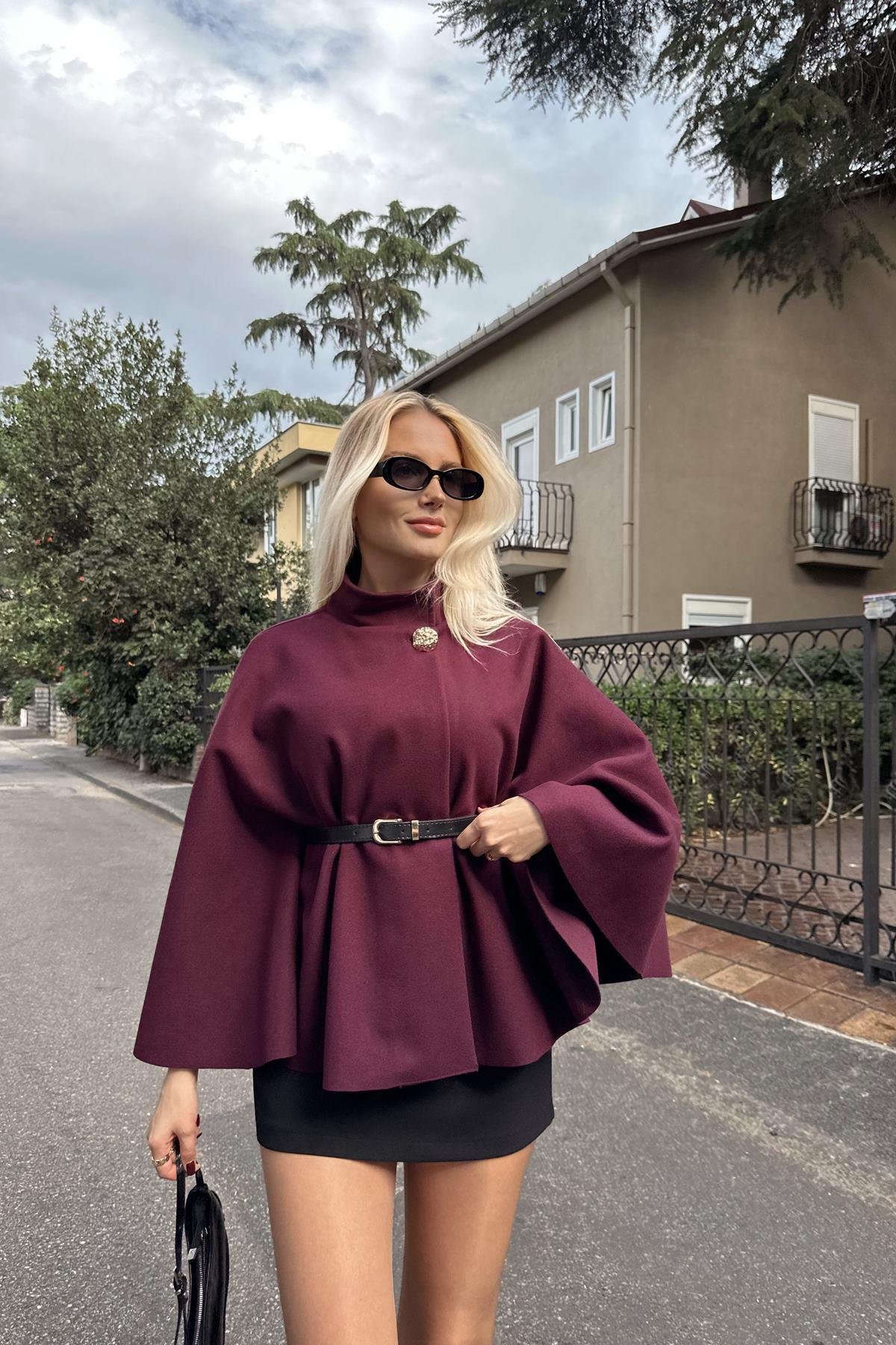 HAKİM YAKA KEMER DETAYLI KAŞE PANÇO