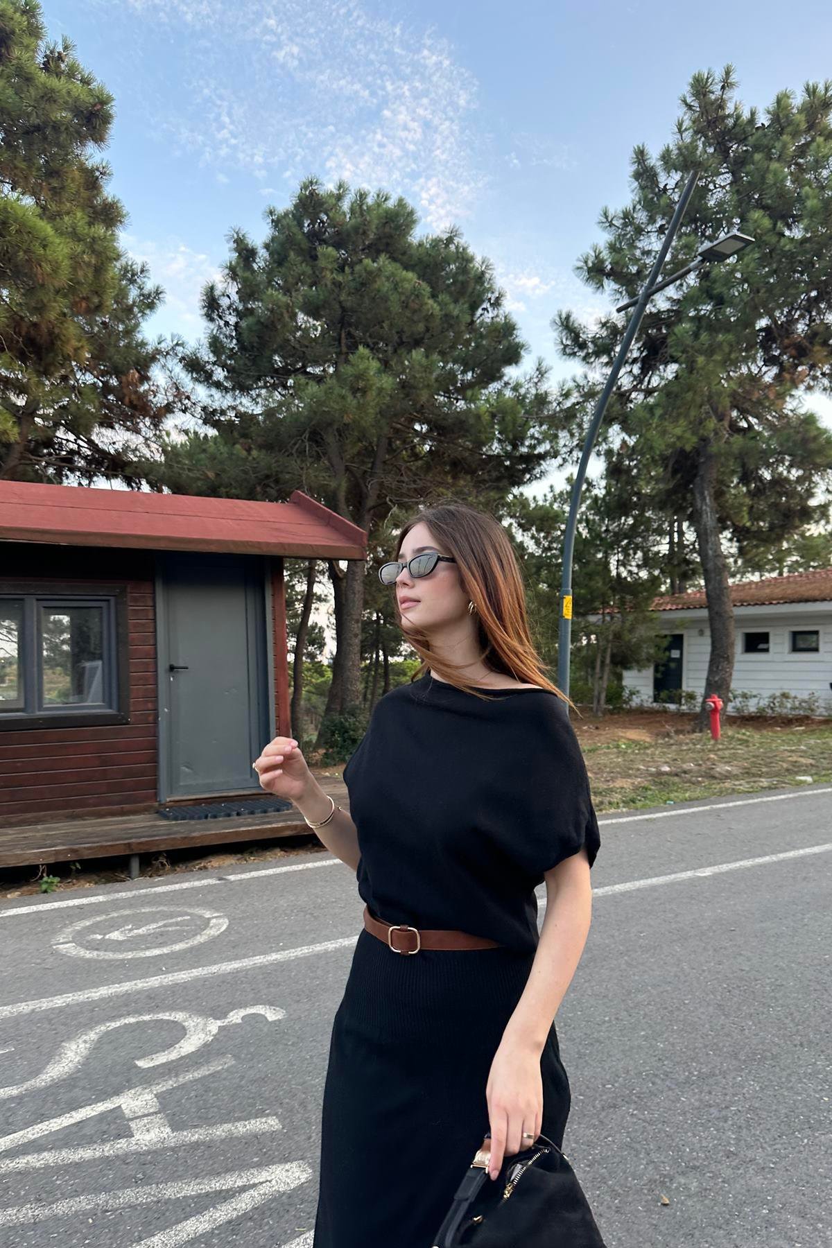 ASİMETRİK YAKA YÜNLÜ KEMERLİ TRIKO ELBİSE