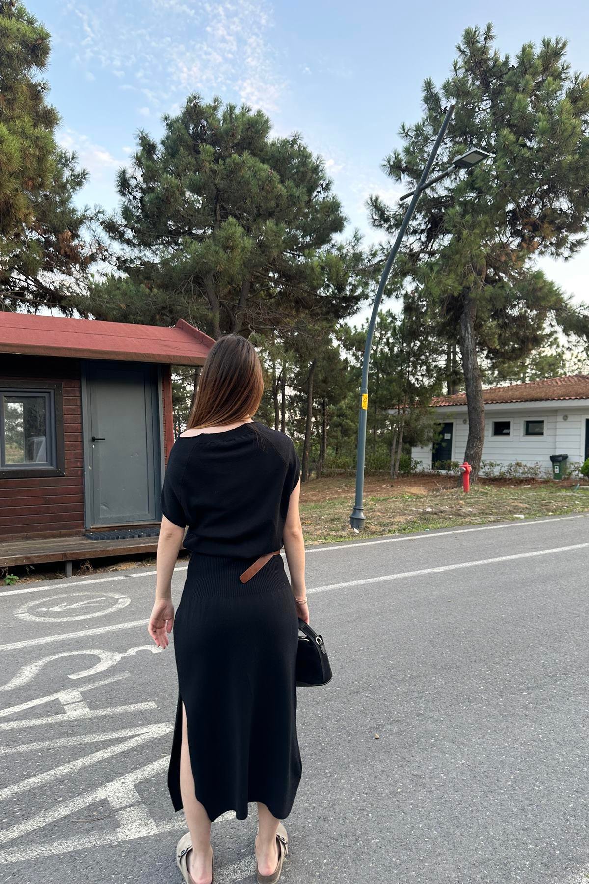 ASİMETRİK YAKA YÜNLÜ KEMERLİ TRIKO ELBİSE