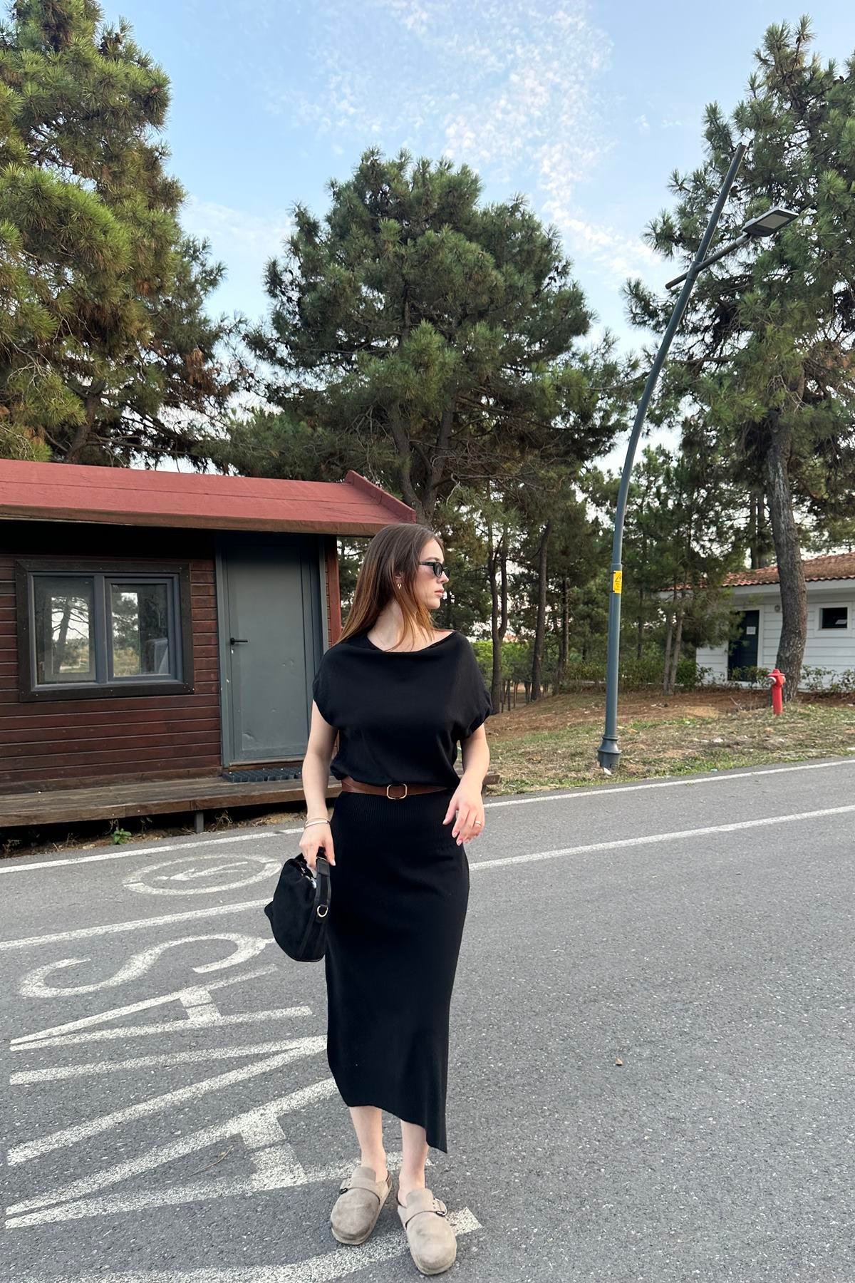 ASİMETRİK YAKA YÜNLÜ KEMERLİ TRIKO ELBİSE