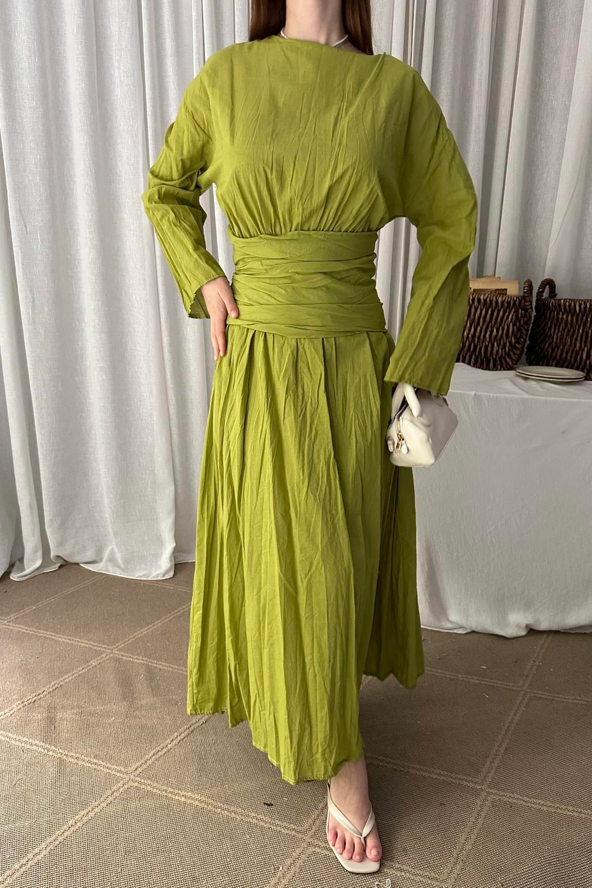 BELİ KUŞAK DETAYLI KRAŞ ELBİSE