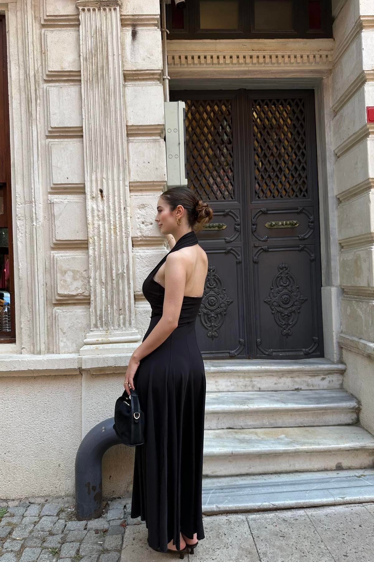 BOYUNDAN GEÇME SIRT DETAY ELBİSE