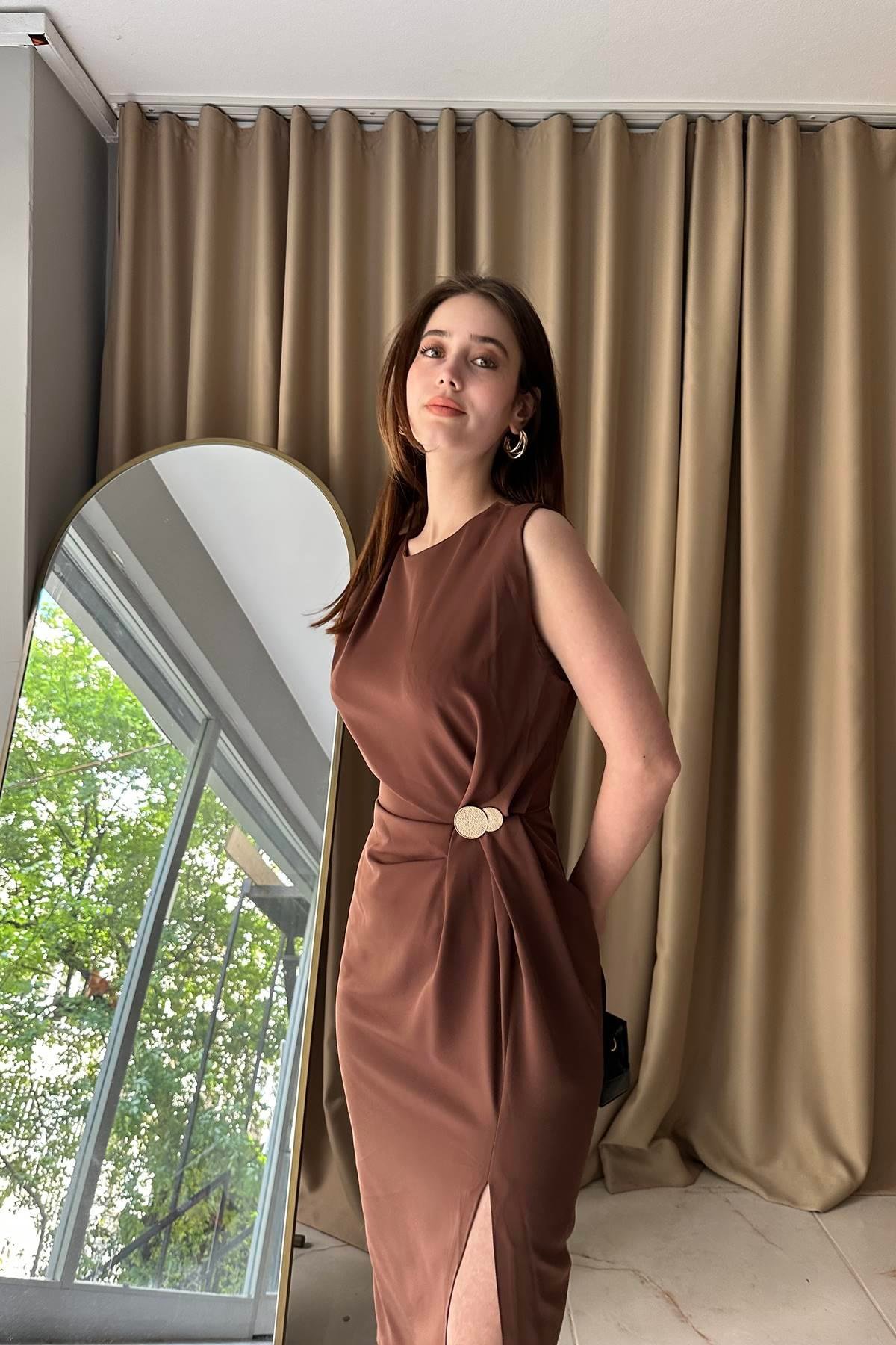 BÜZGÜ VE DÜĞME DETAYLI ELBİSE