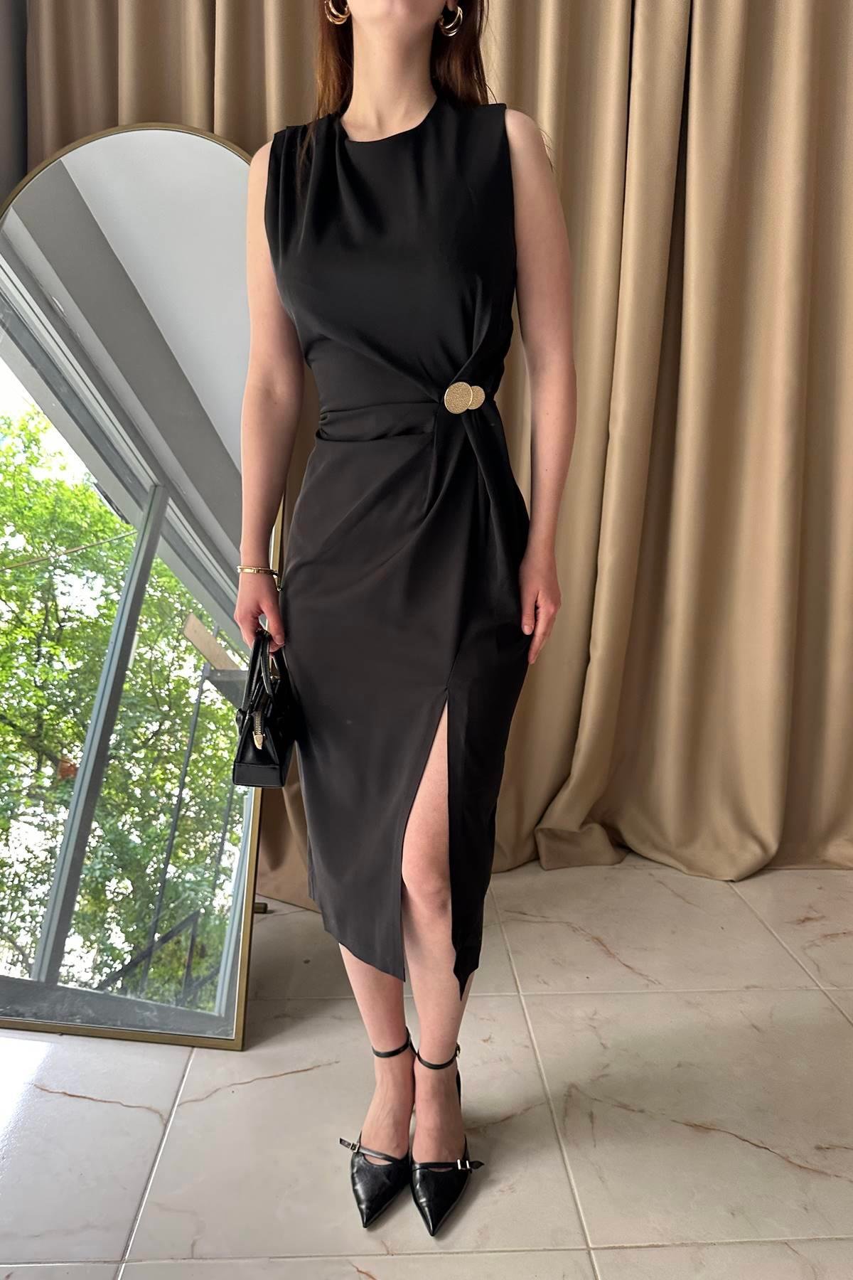 BÜZGÜ VE DÜĞME DETAYLI ELBİSE