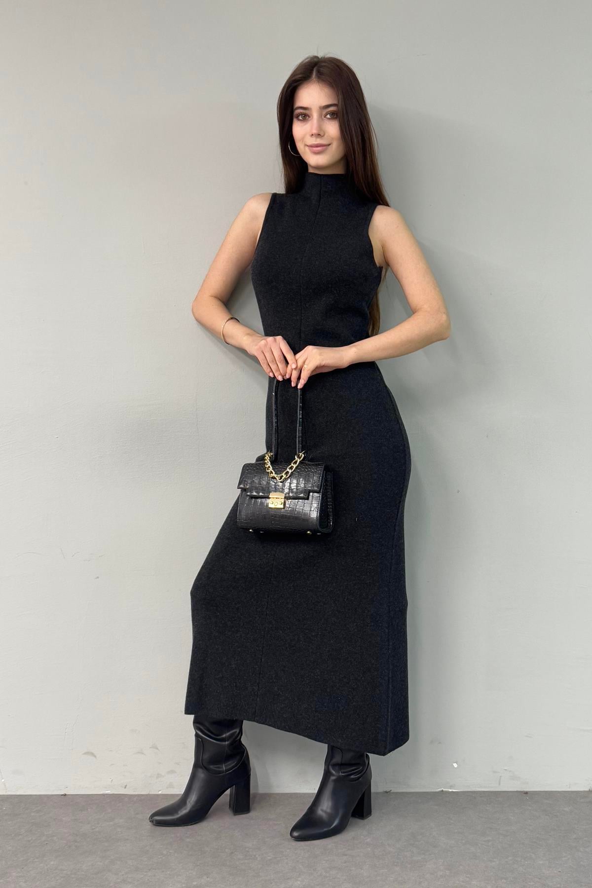 DİK YAKA TRIKO ELBİSE