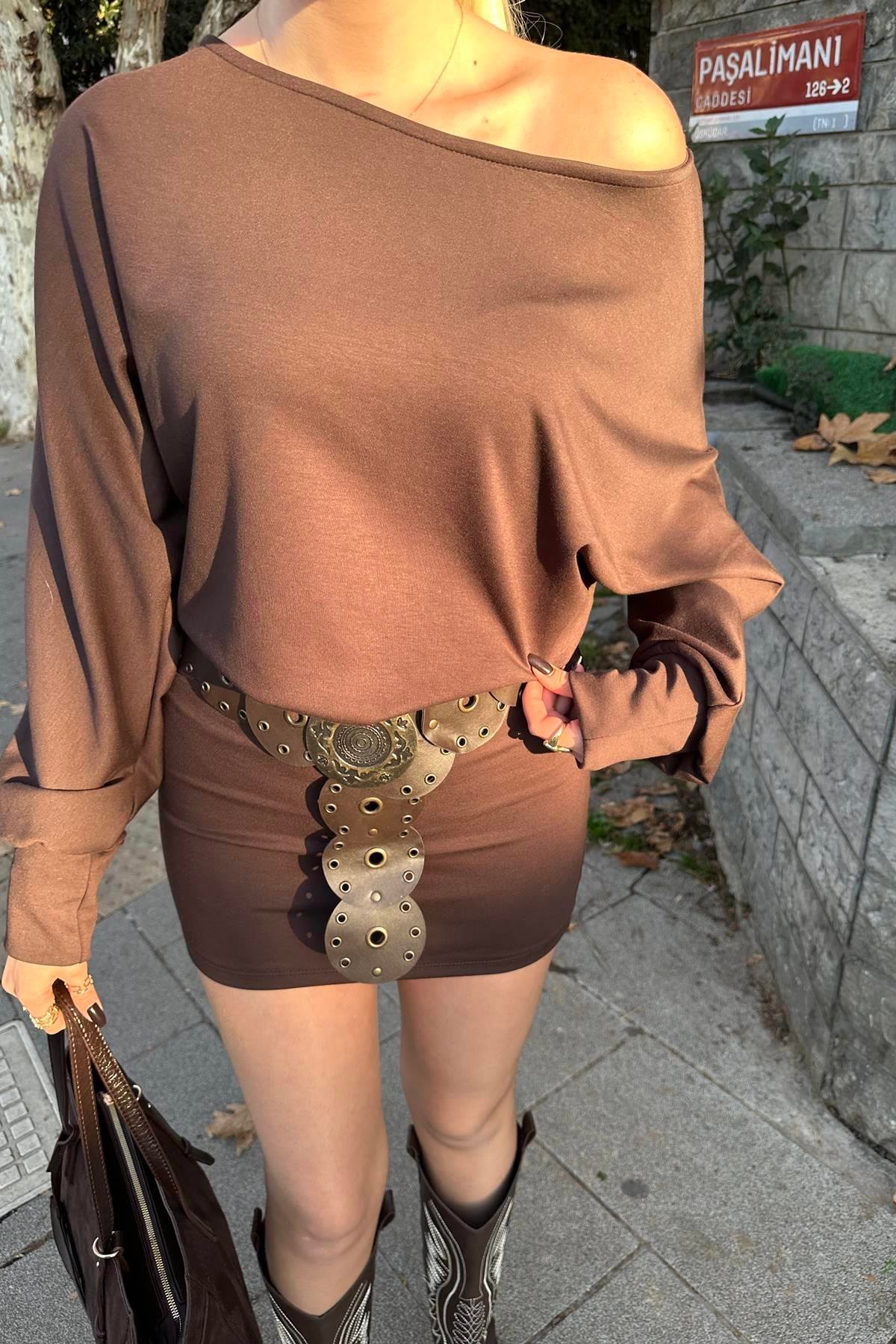 DÜŞÜK OMUZ DÖKÜMLÜ KISA ELBİSE