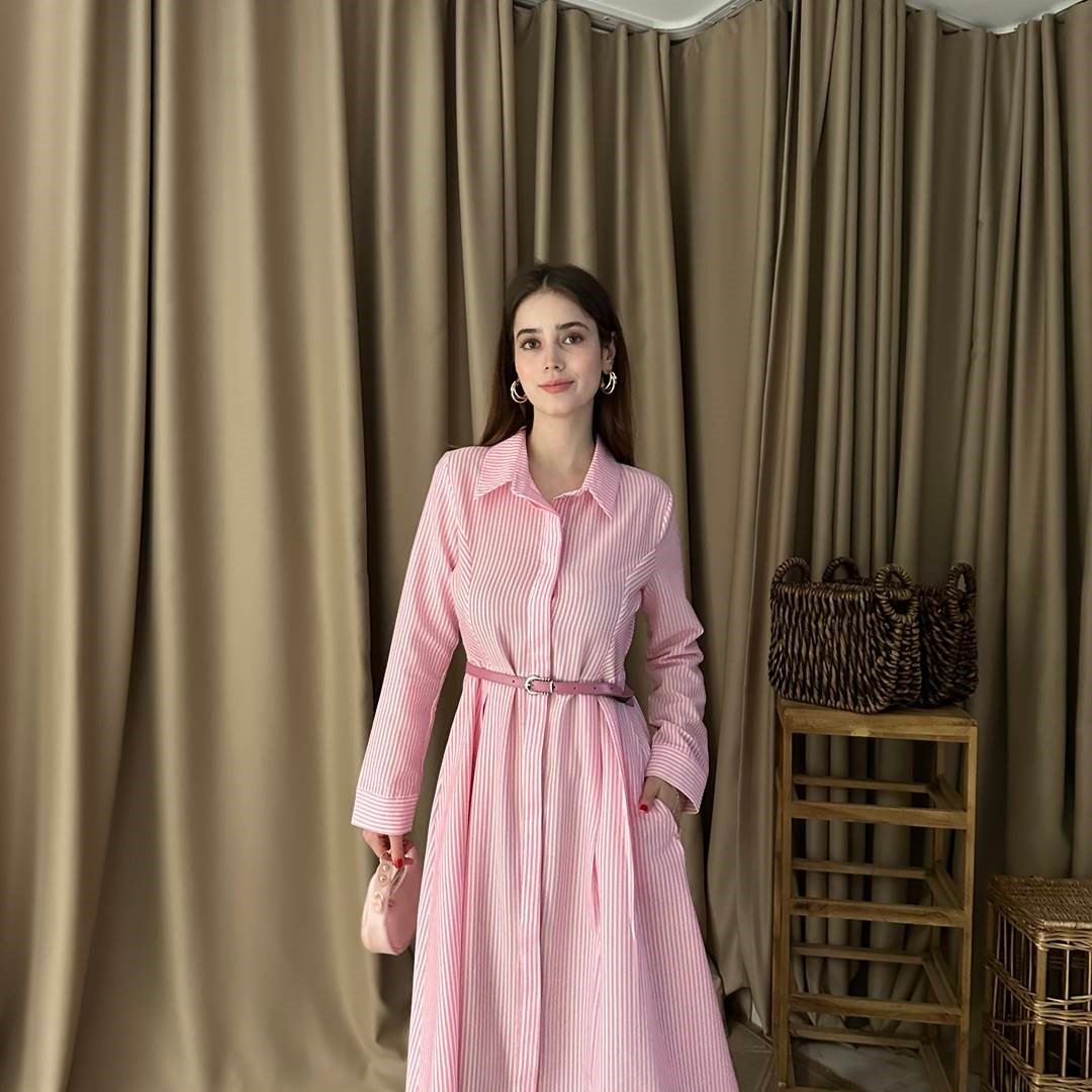 ETEĞİ PİLELİ ÇİZGİLİ KEMERLİ ELBİSE