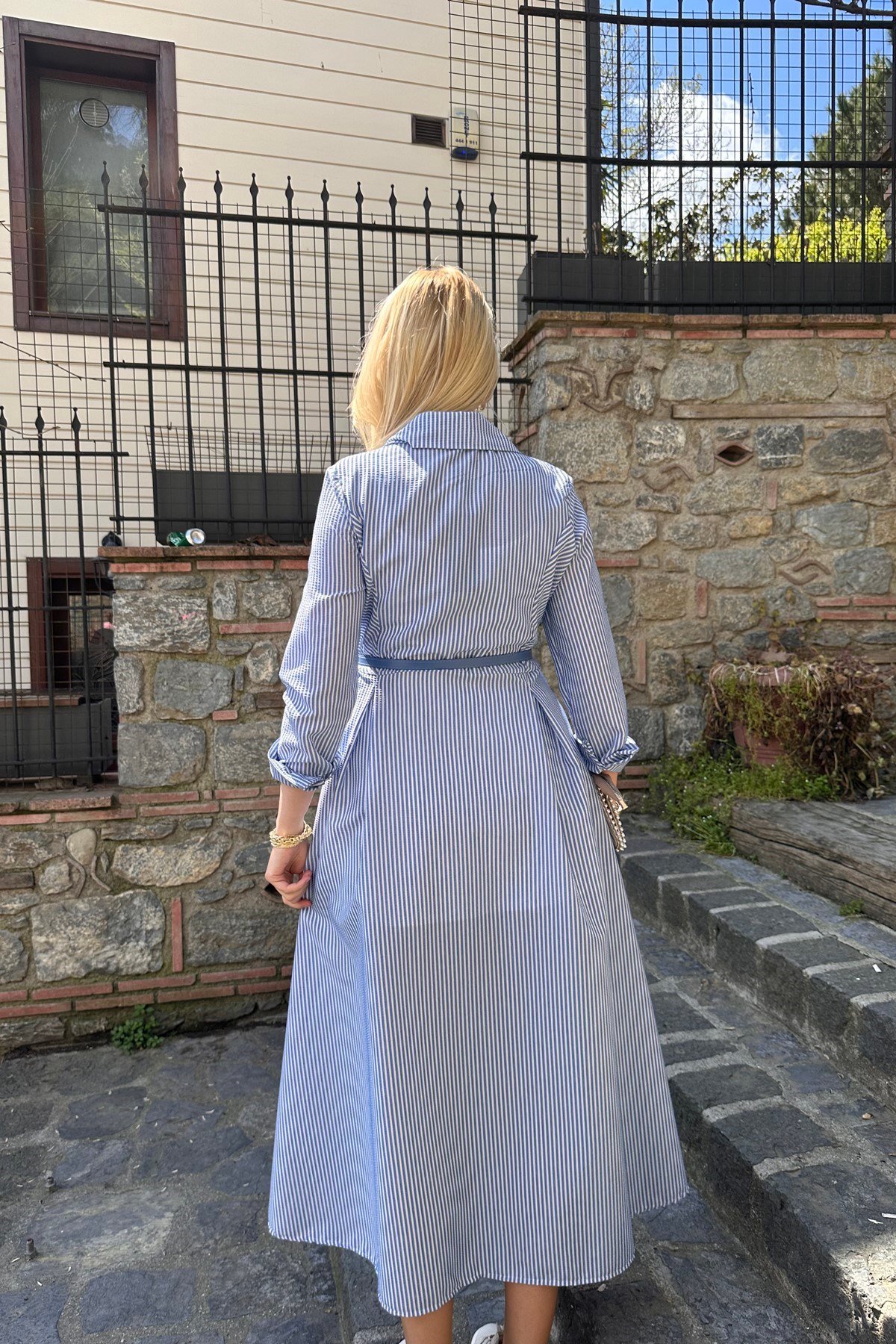 ETEĞİ PİLELİ ÇİZGİLİ KEMERLİ ELBİSE