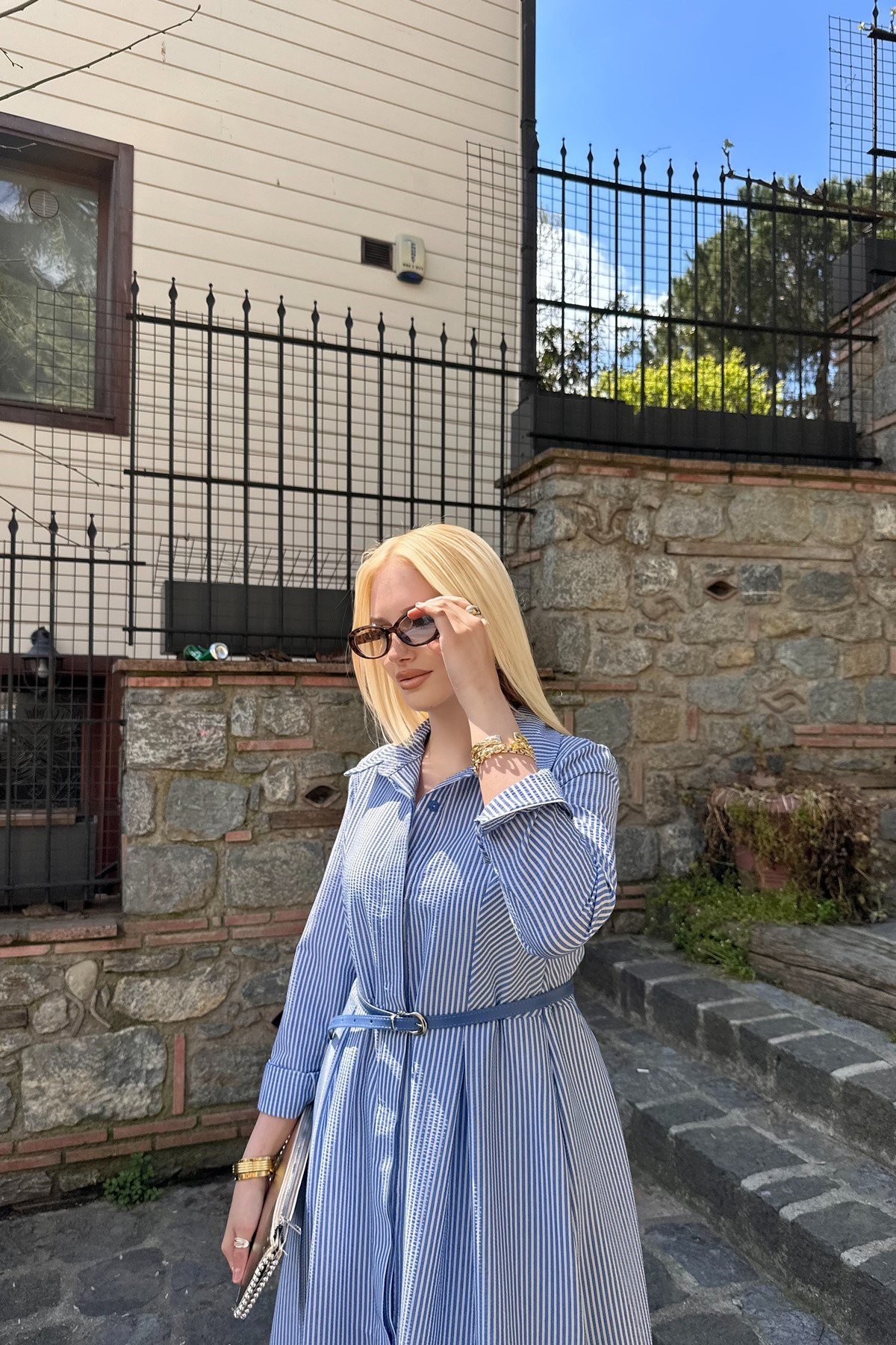 ETEĞİ PİLELİ ÇİZGİLİ KEMERLİ ELBİSE