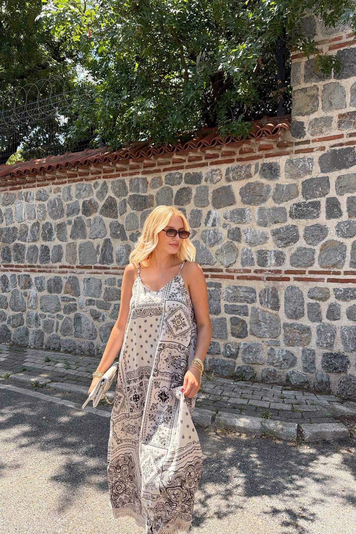 ETEĞİ PÜSKÜL DETAY DESENLİ ELBİSE