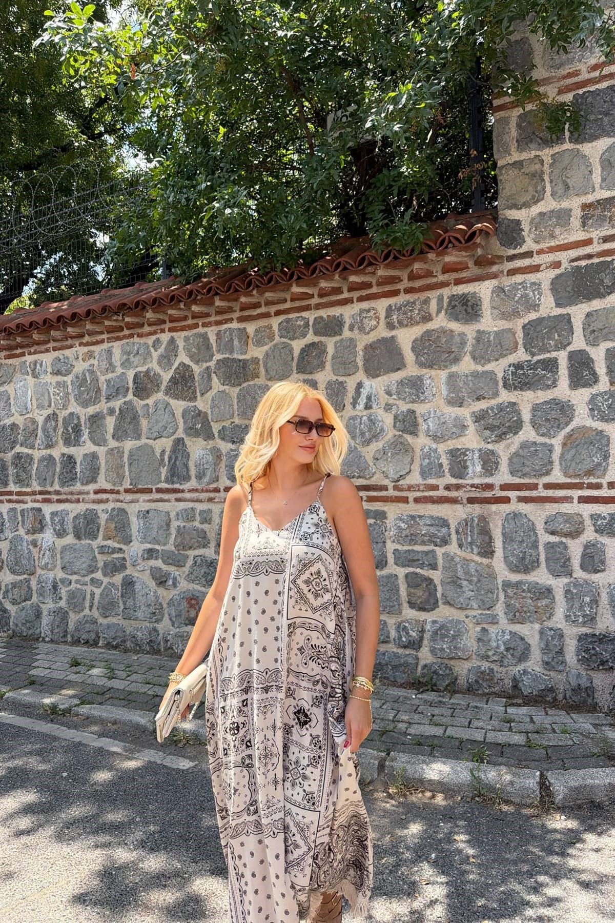 ETEĞİ PÜSKÜL DETAY DESENLİ ELBİSE