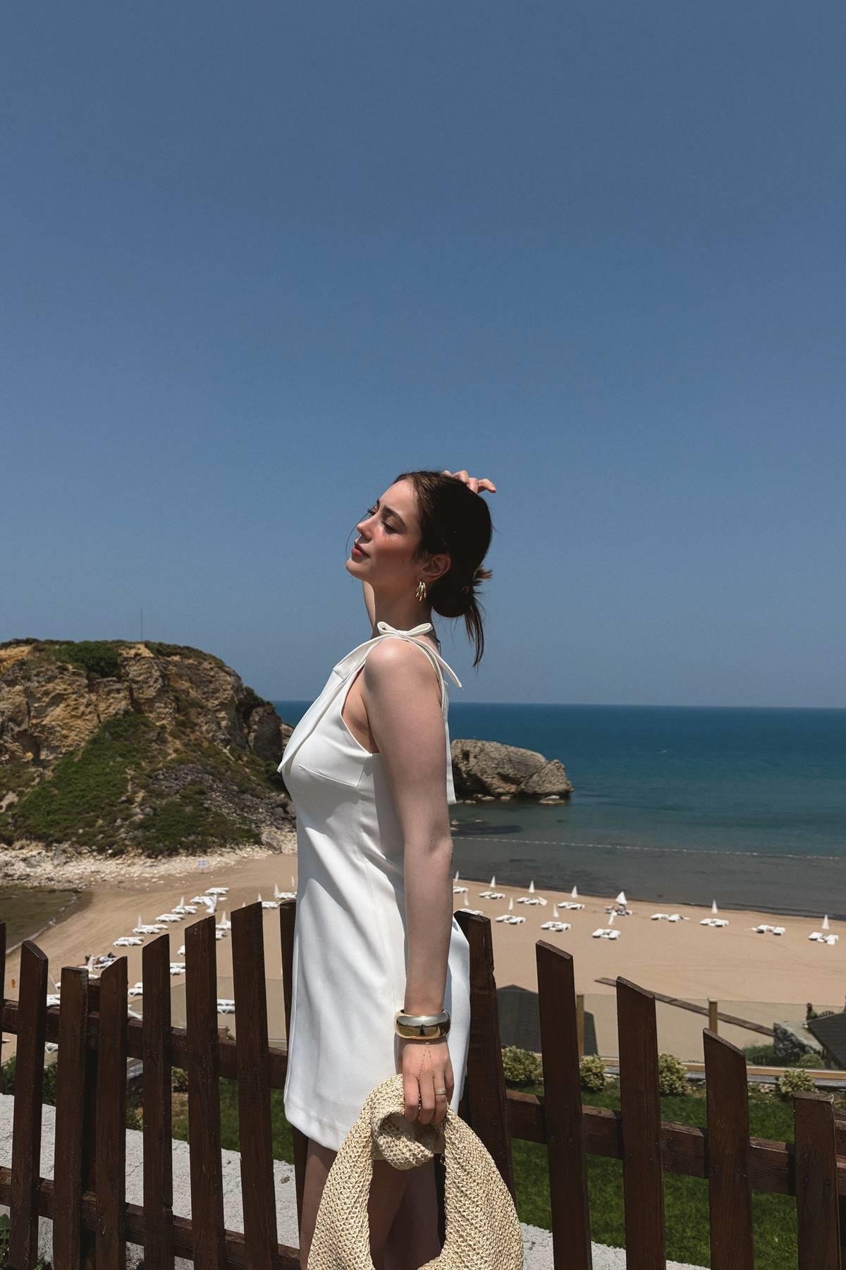 FİYONKLI KISA ELBİSE