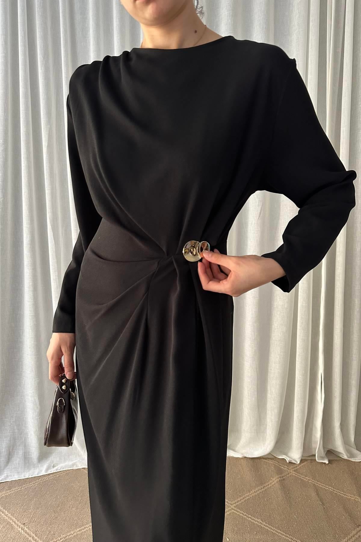 OMUZ VE BEL PİLELİ TOKA DETAYLI ELBİSE