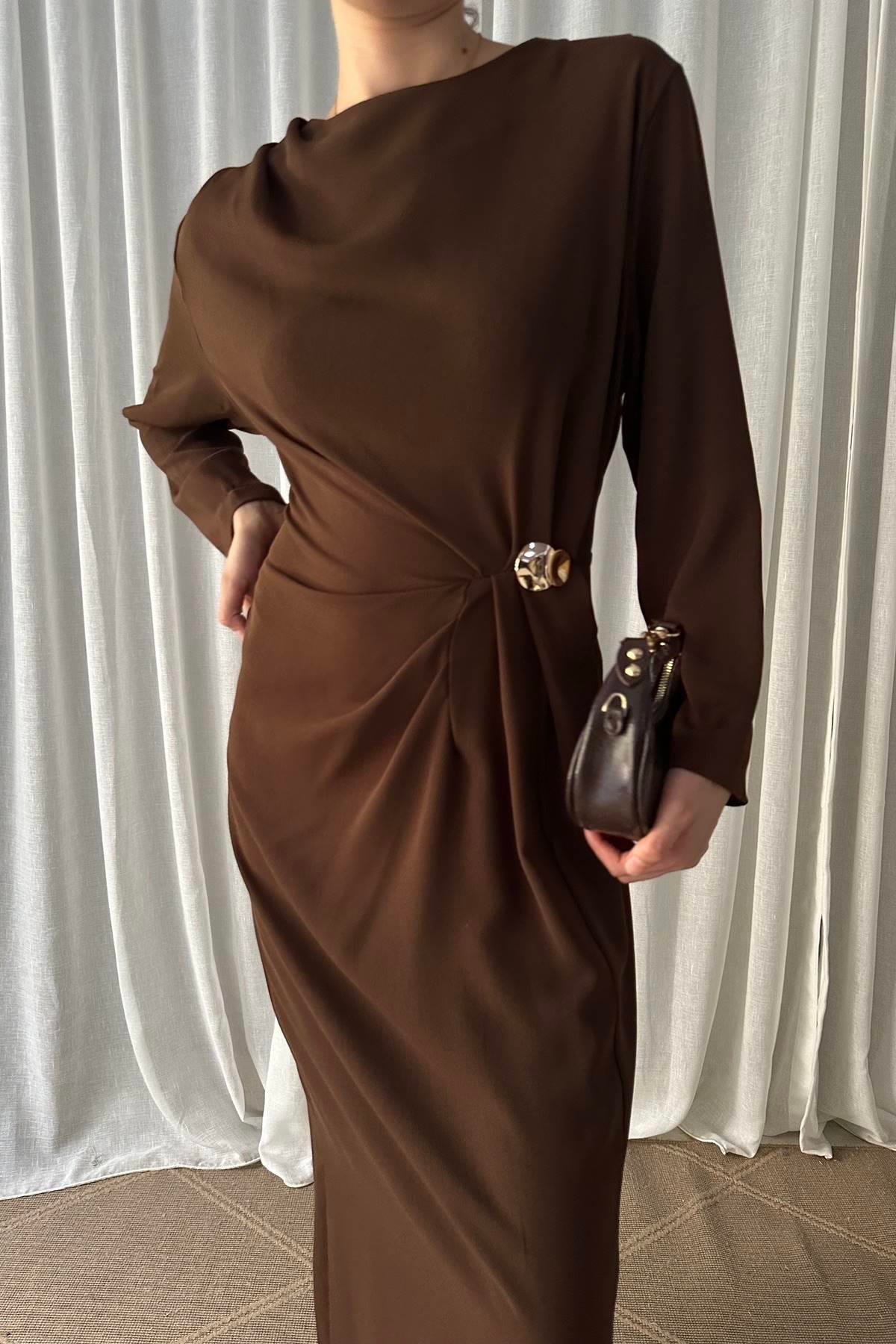 OMUZ VE BEL PİLELİ TOKA DETAYLI ELBİSE