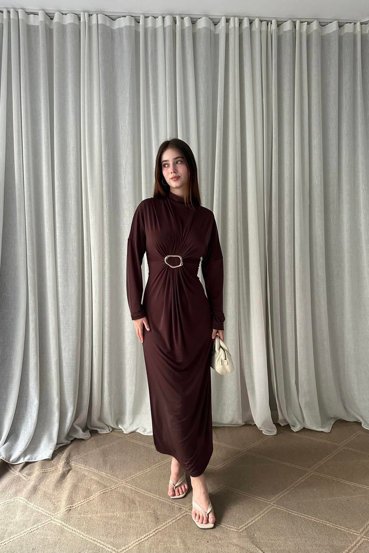 ÖN TOKA DETAYLI PİLELİ ELBİSE