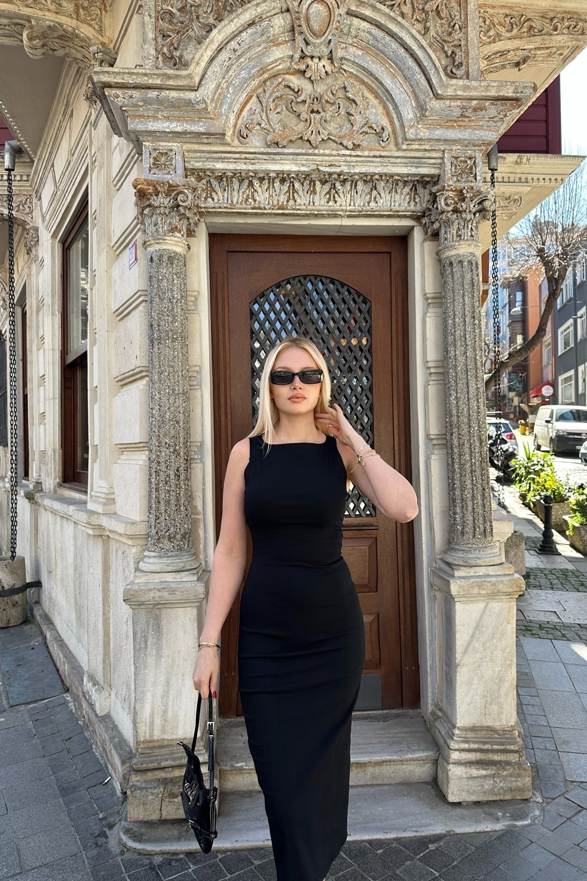 VÜCUDA OTURAN MİDİ ELBİSE