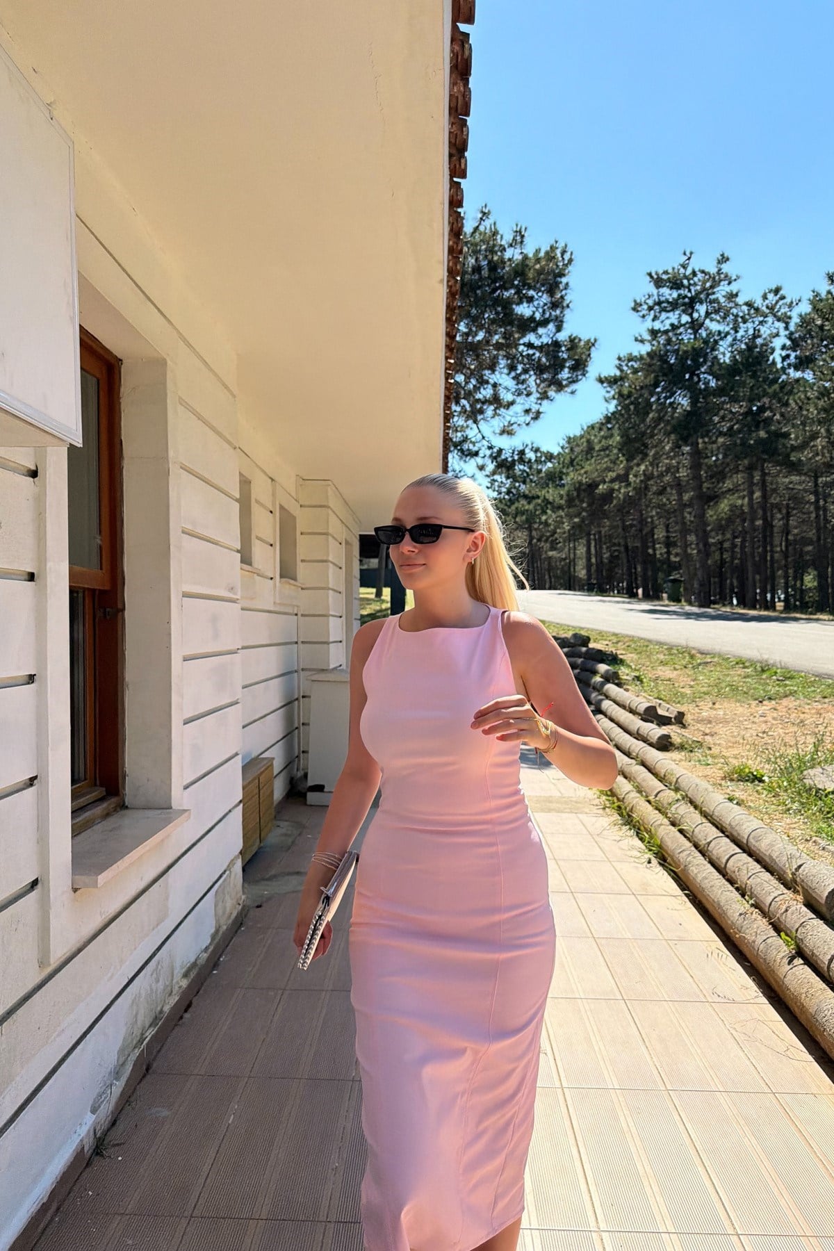 VÜCUDA OTURAN MİDİ ELBİSE