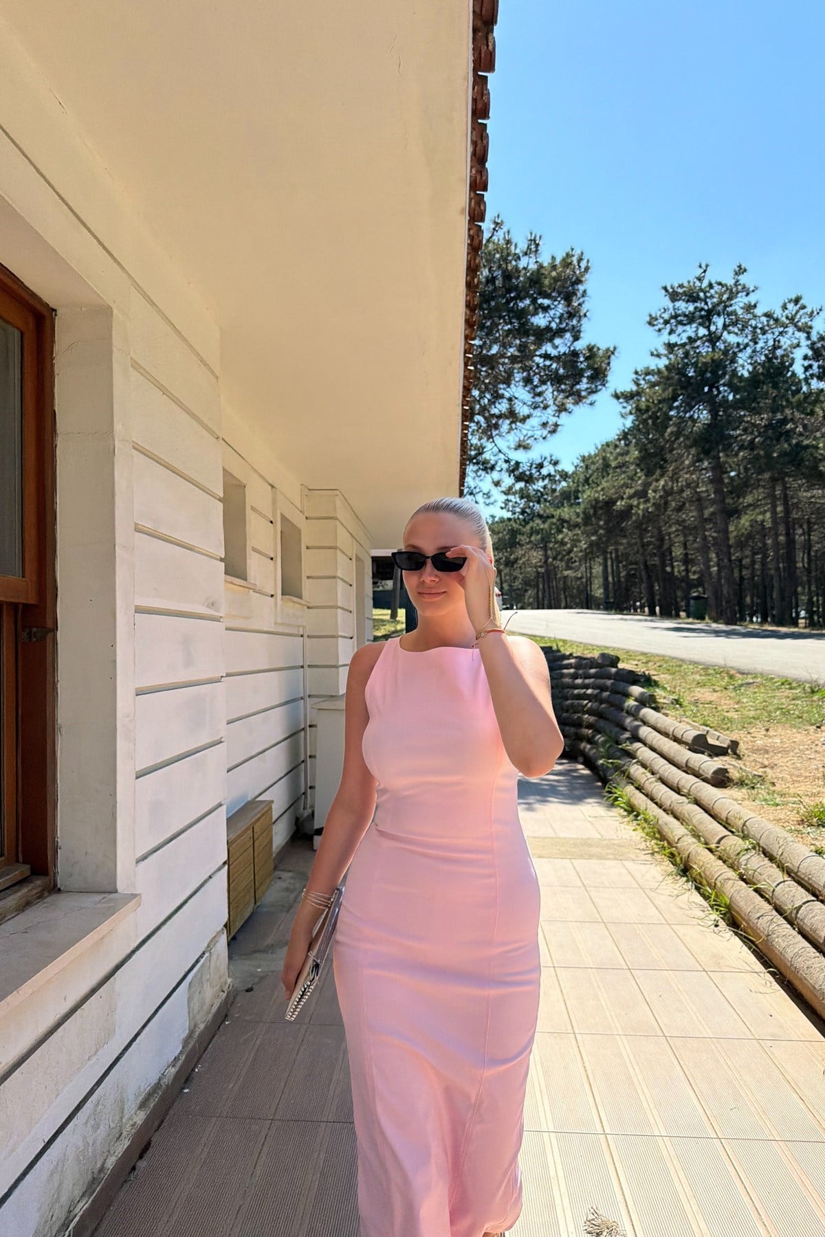 VÜCUDA OTURAN MİDİ ELBİSE
