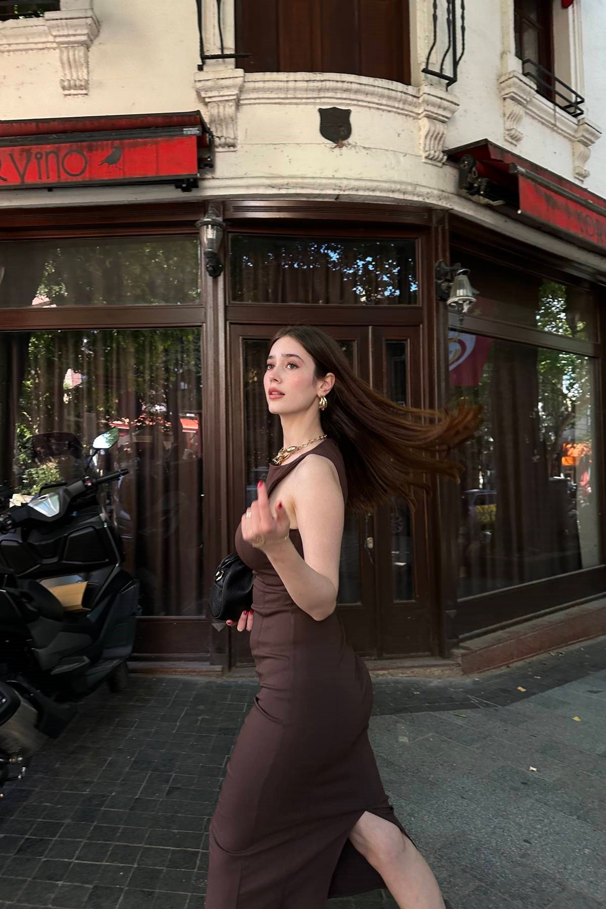 VÜCUDA OTURAN MİDİ ELBİSE