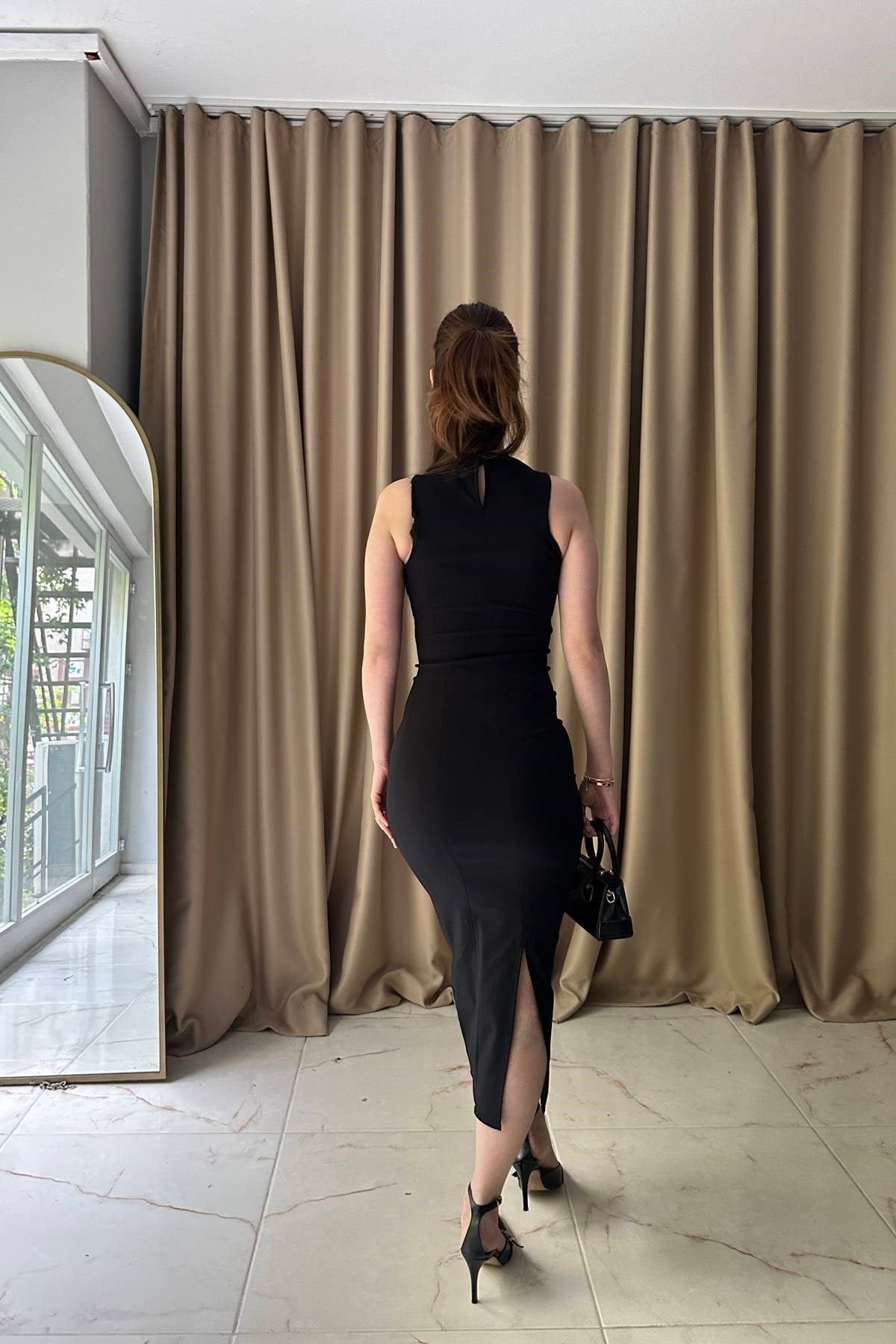 VÜCUDA OTURAN MİDİ ELBİSE