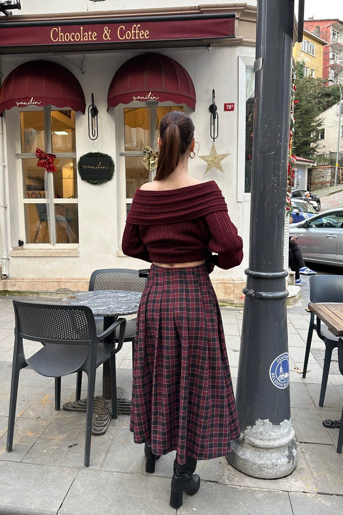KEMER DETAYLI EKOSE DESENLİ YIRTMAÇLI ETEK
