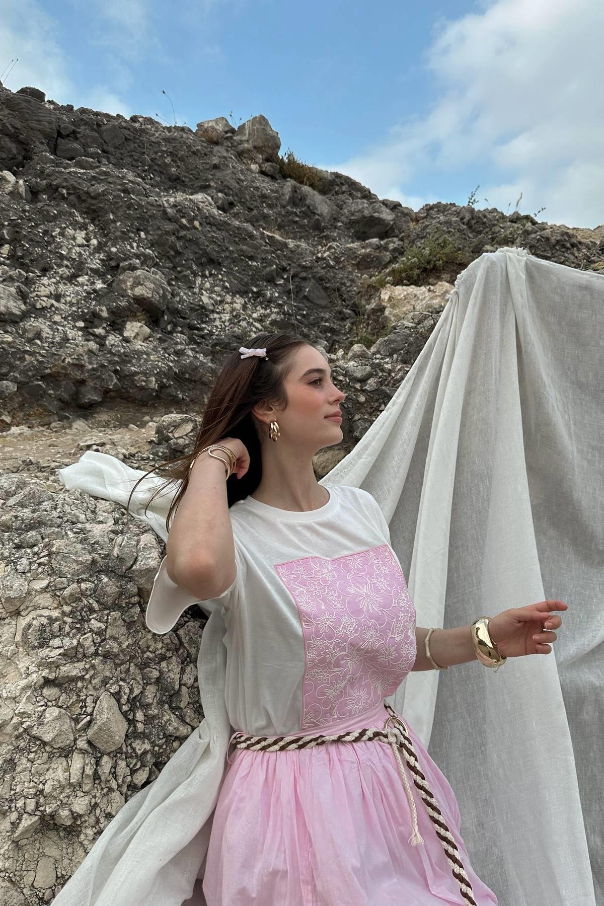 NAKIŞ DETAYLI TSHIRT