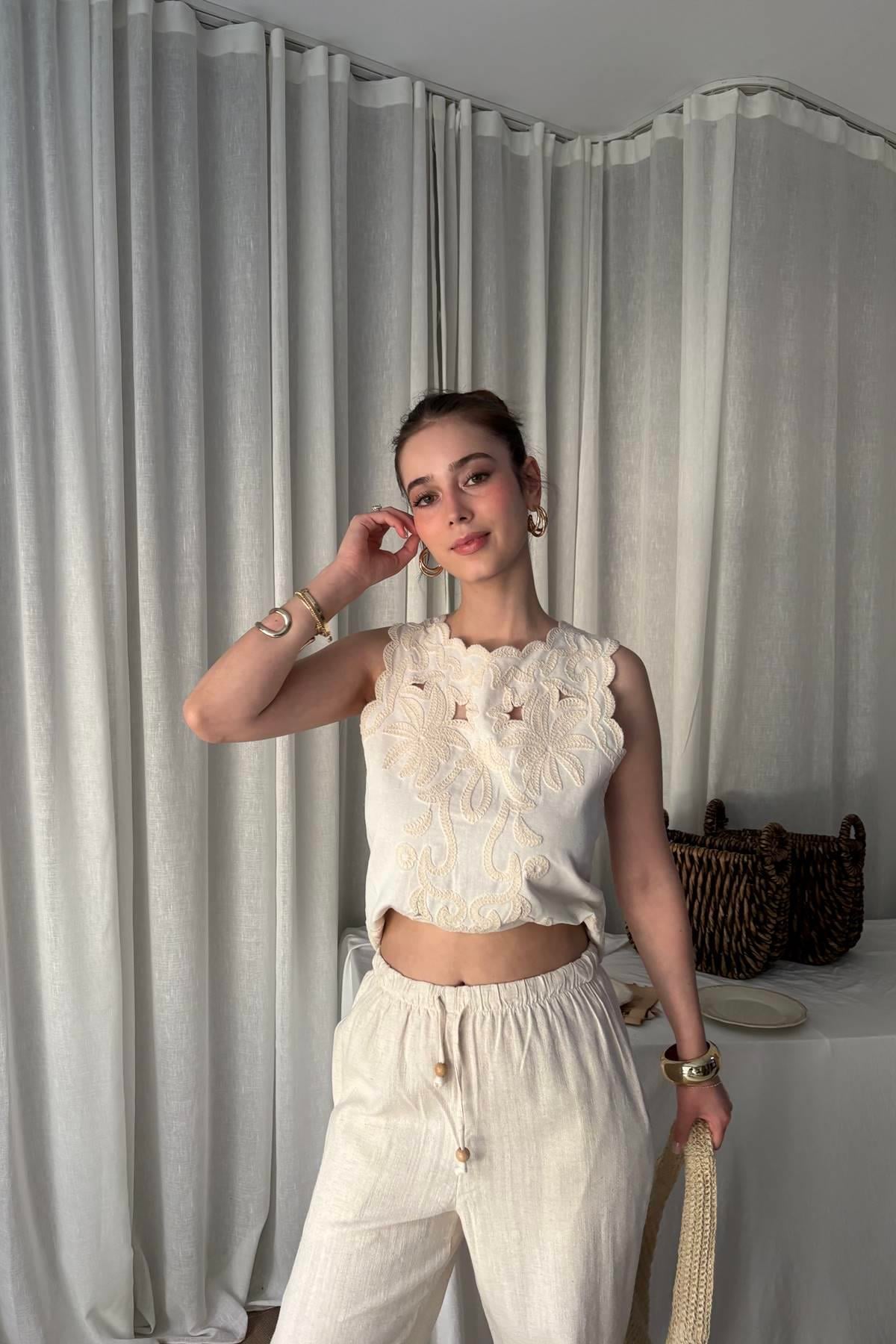 NAKIŞ DETAYLI BLUZ