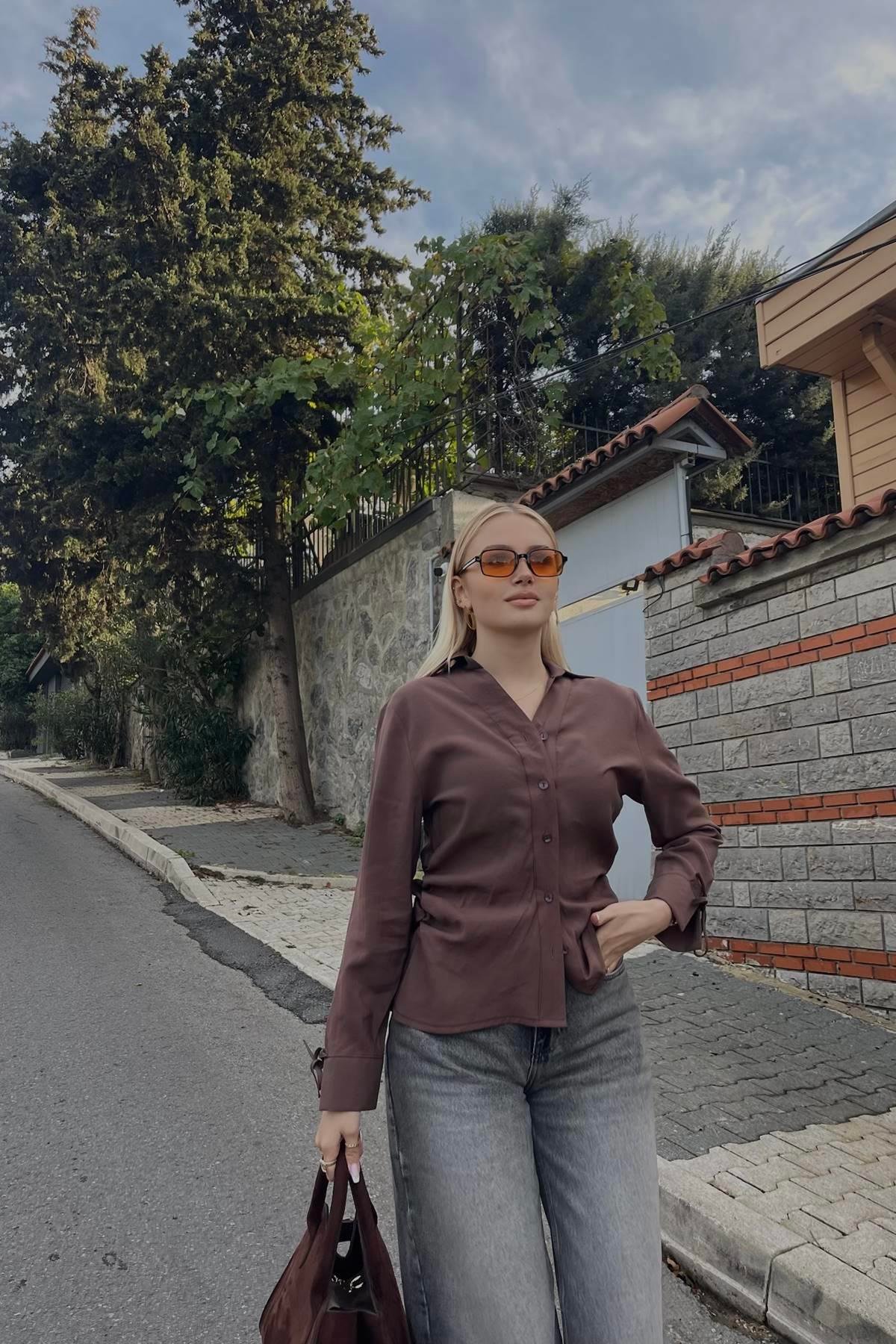 YAN BÜZGÜ DETAYLI KOL UCU BAĞCIKLI GÖMLEK