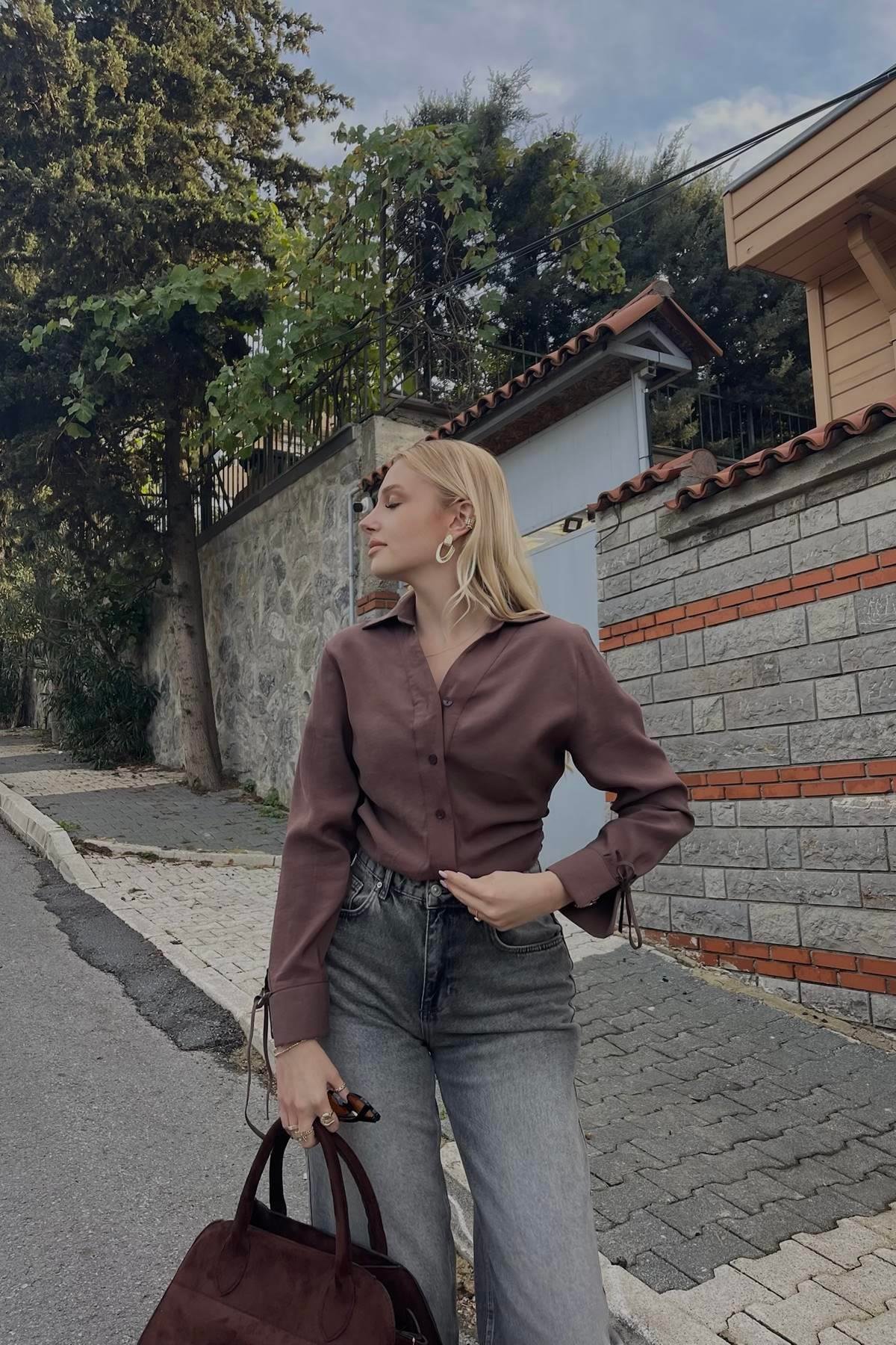YAN BÜZGÜ DETAYLI KOL UCU BAĞCIKLI GÖMLEK