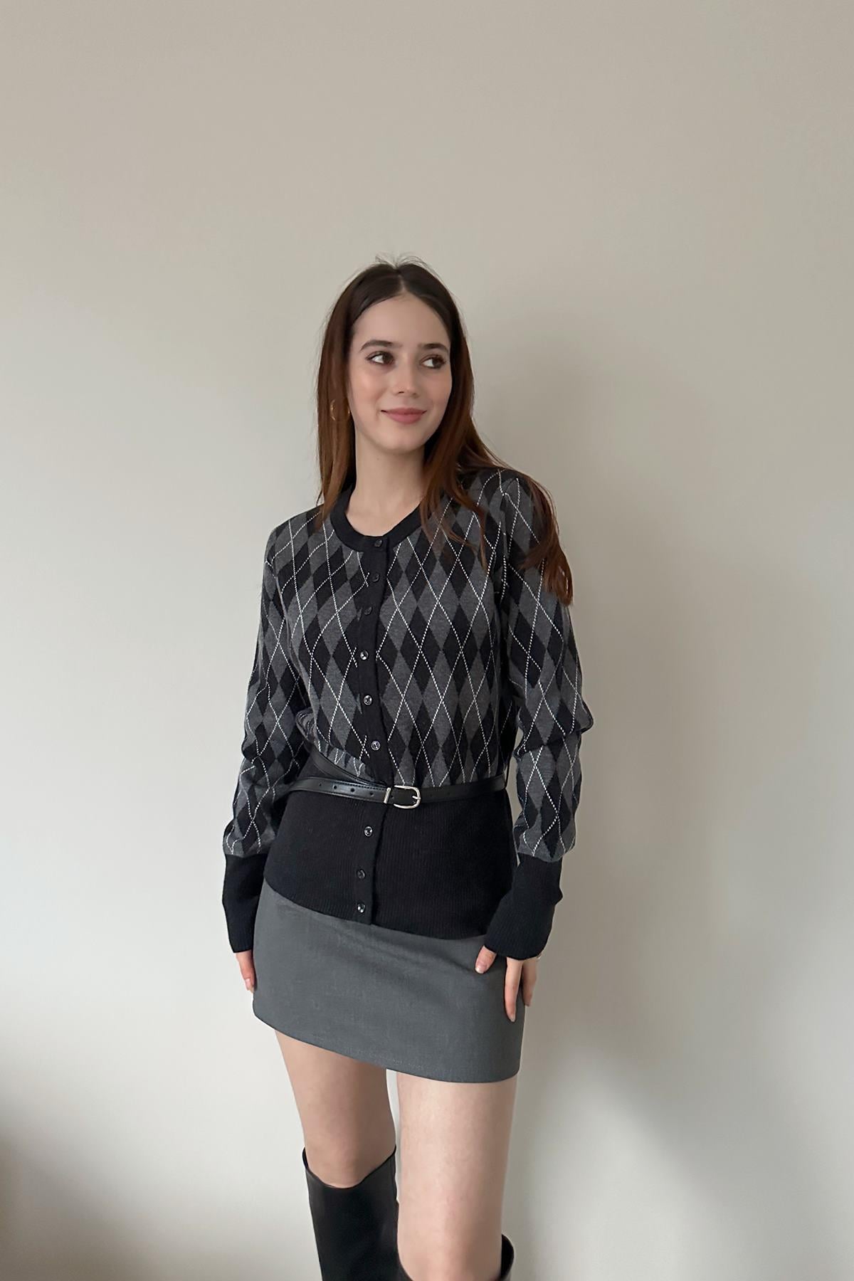 BİSİKLET YAKA DÜĞMELİ KEMERLİ TRIKO HIRKA