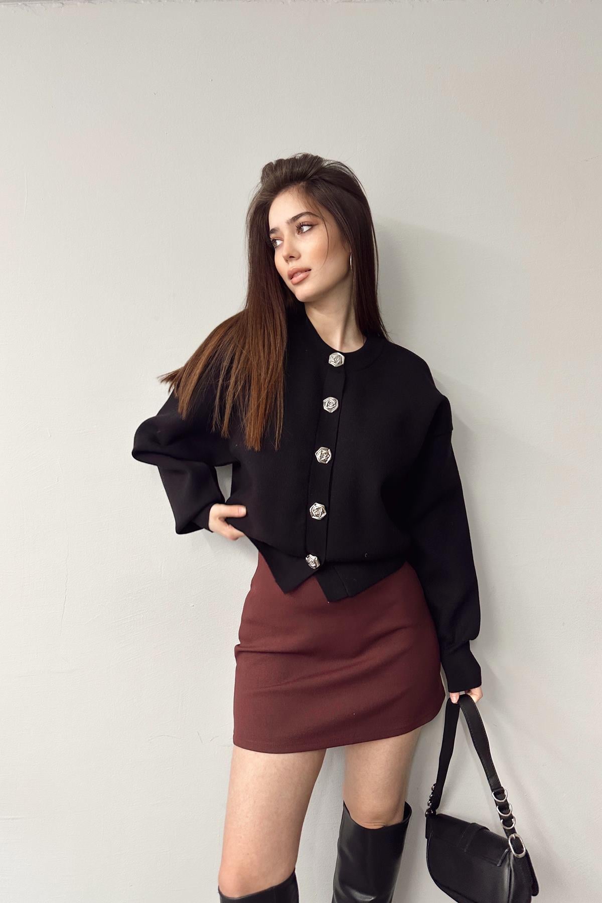 BİSİKLET YAKA GÜL DÜĞME DETAYLI TRIKO HIRKA