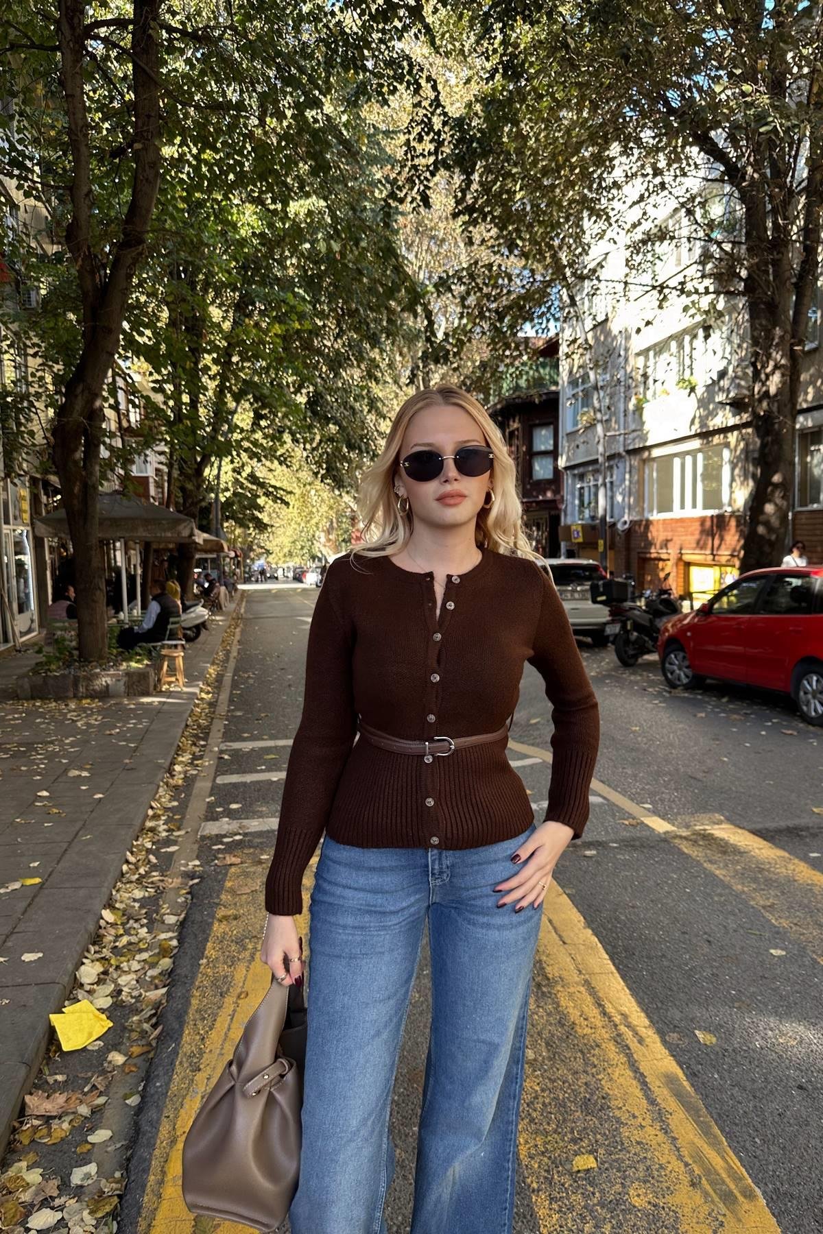 BİSİKLET YAKA KEMER DETAYLI TRIKO HIRKA
