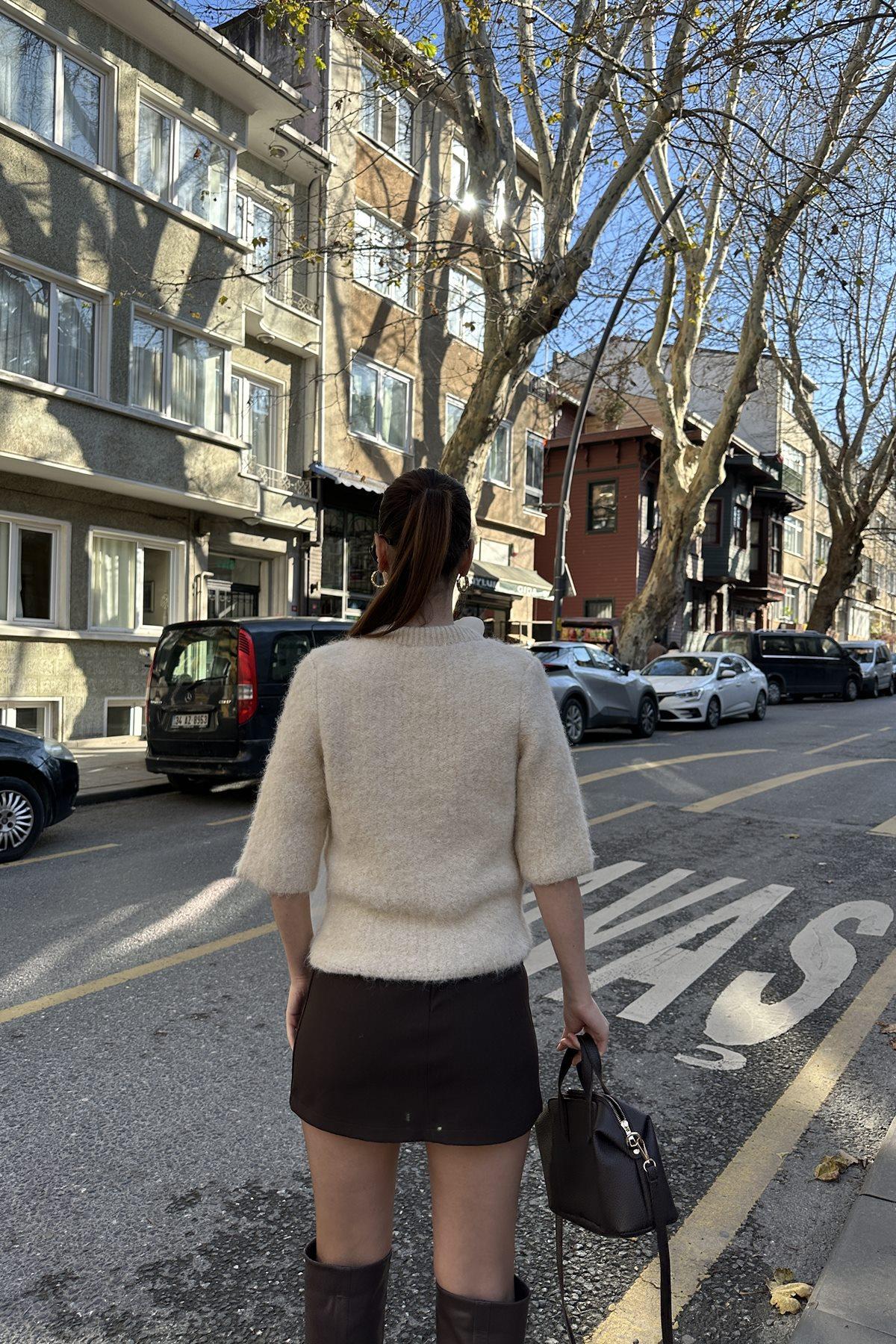 BİSİKLET YAKA KUMAŞ BAĞLAMA DETAYLI DÜĞMELİ TRIKO HIRKA