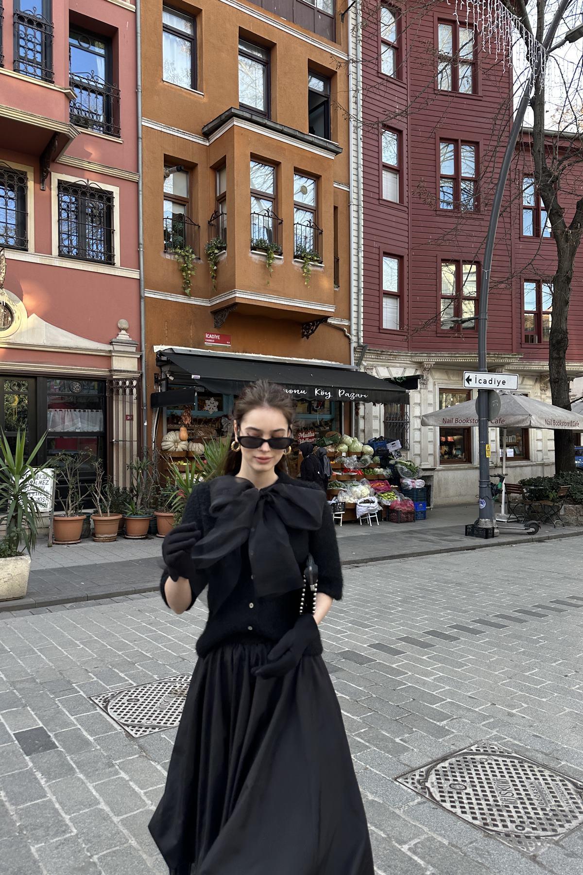 BİSİKLET YAKA KUMAŞ BAĞLAMA DETAYLI DÜĞMELİ TRIKO HIRKA
