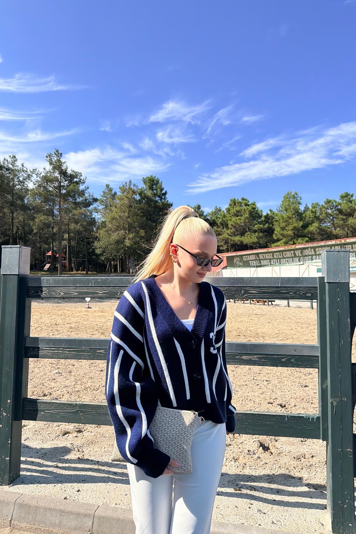 ÇİZGİ DETAY TRIKO HIRKA