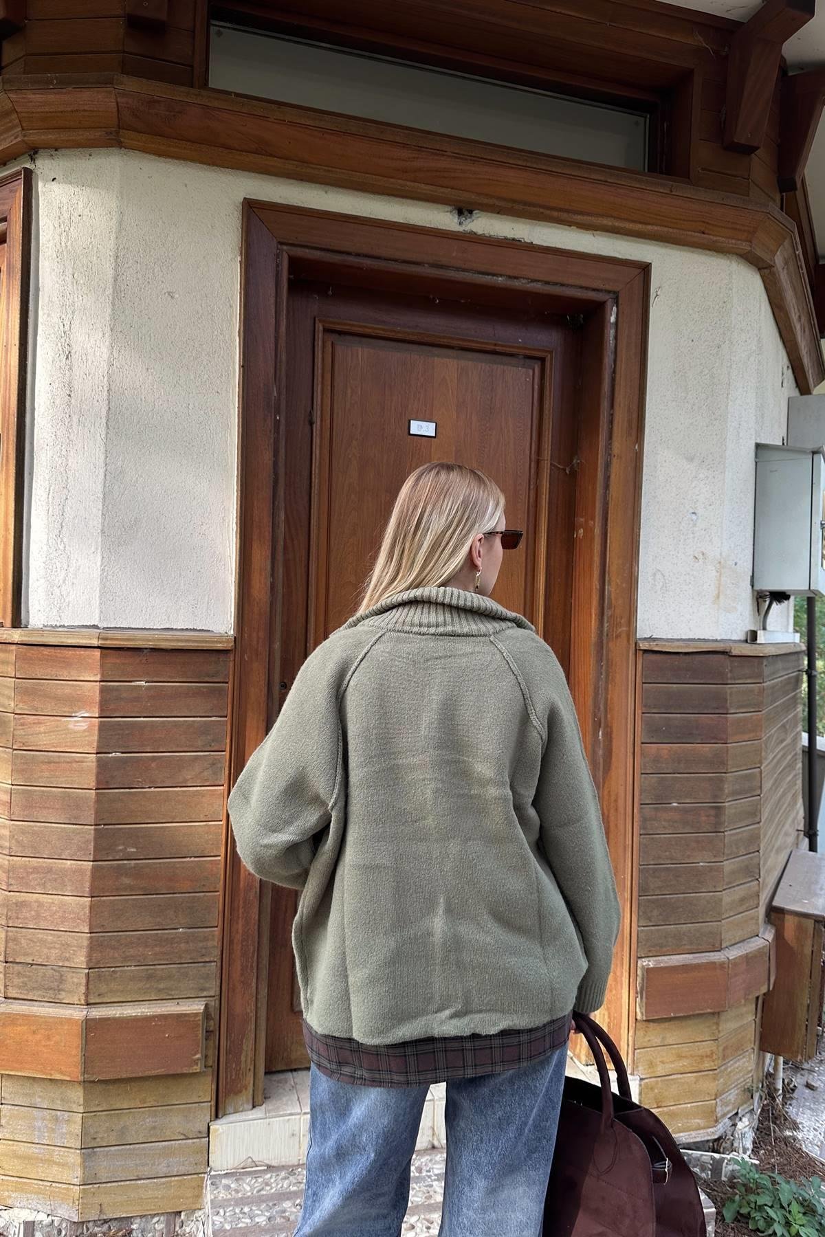 DİK YAKA FERMUAR DETAY HIRKA