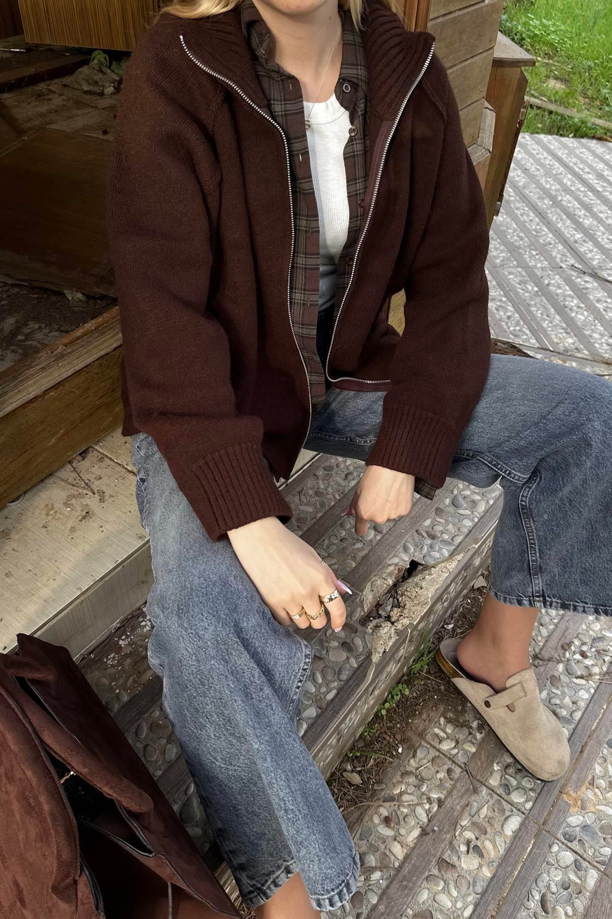 DİK YAKA FERMUAR DETAY HIRKA