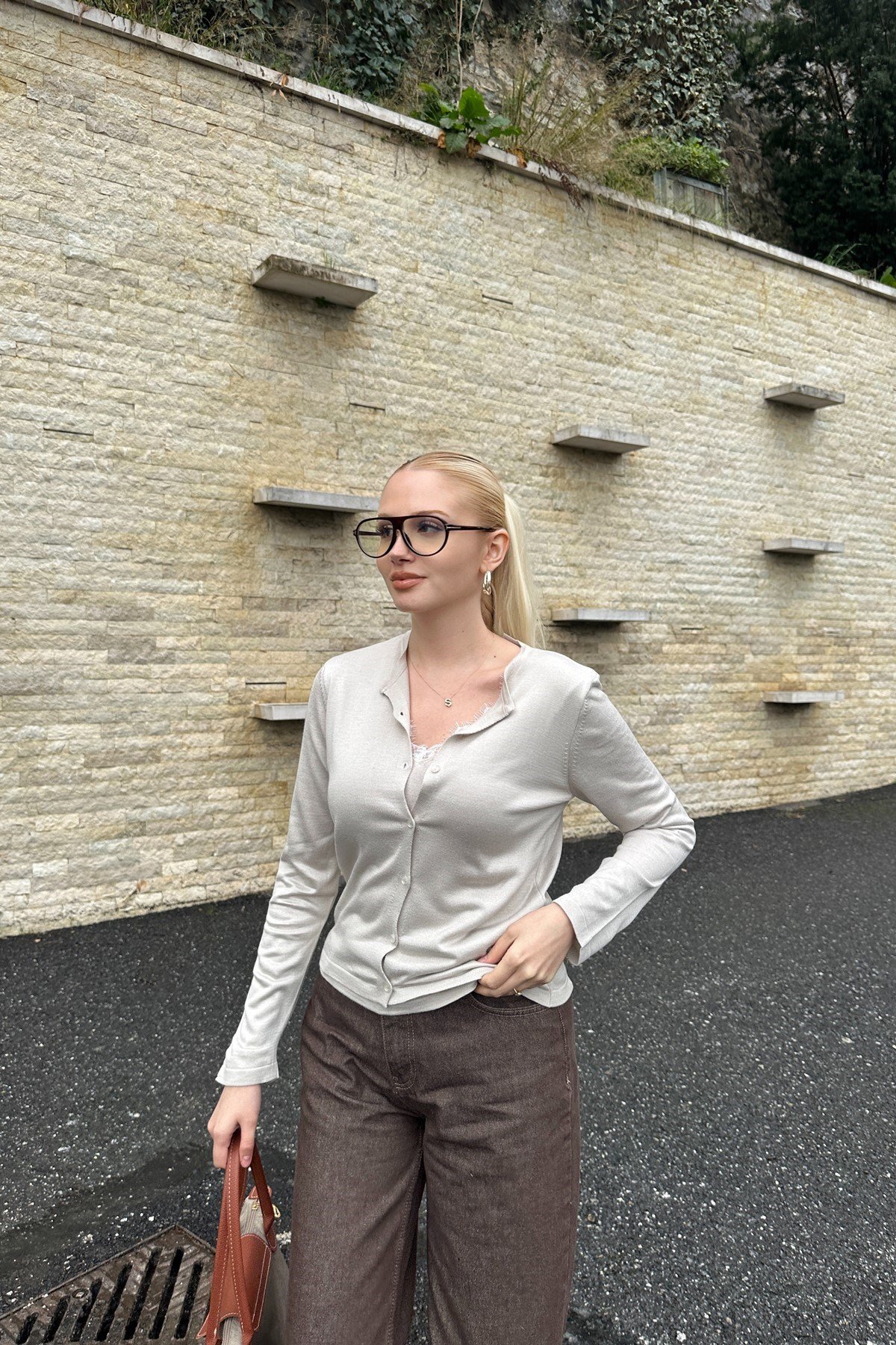 İÇİ DANTEL ATLET DETAYLI DÜĞMELİ HIRKA