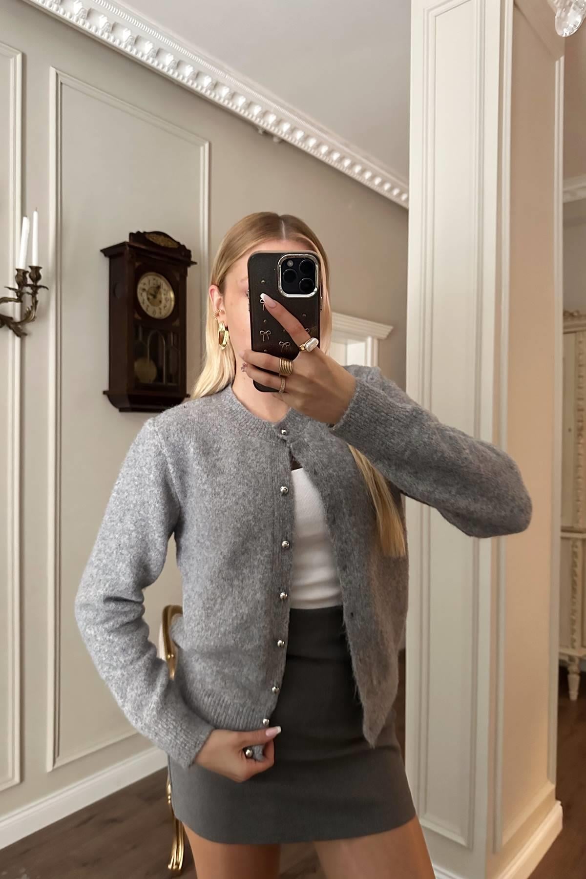 İNCİ DÜĞMELİ TRIKO HIRKA