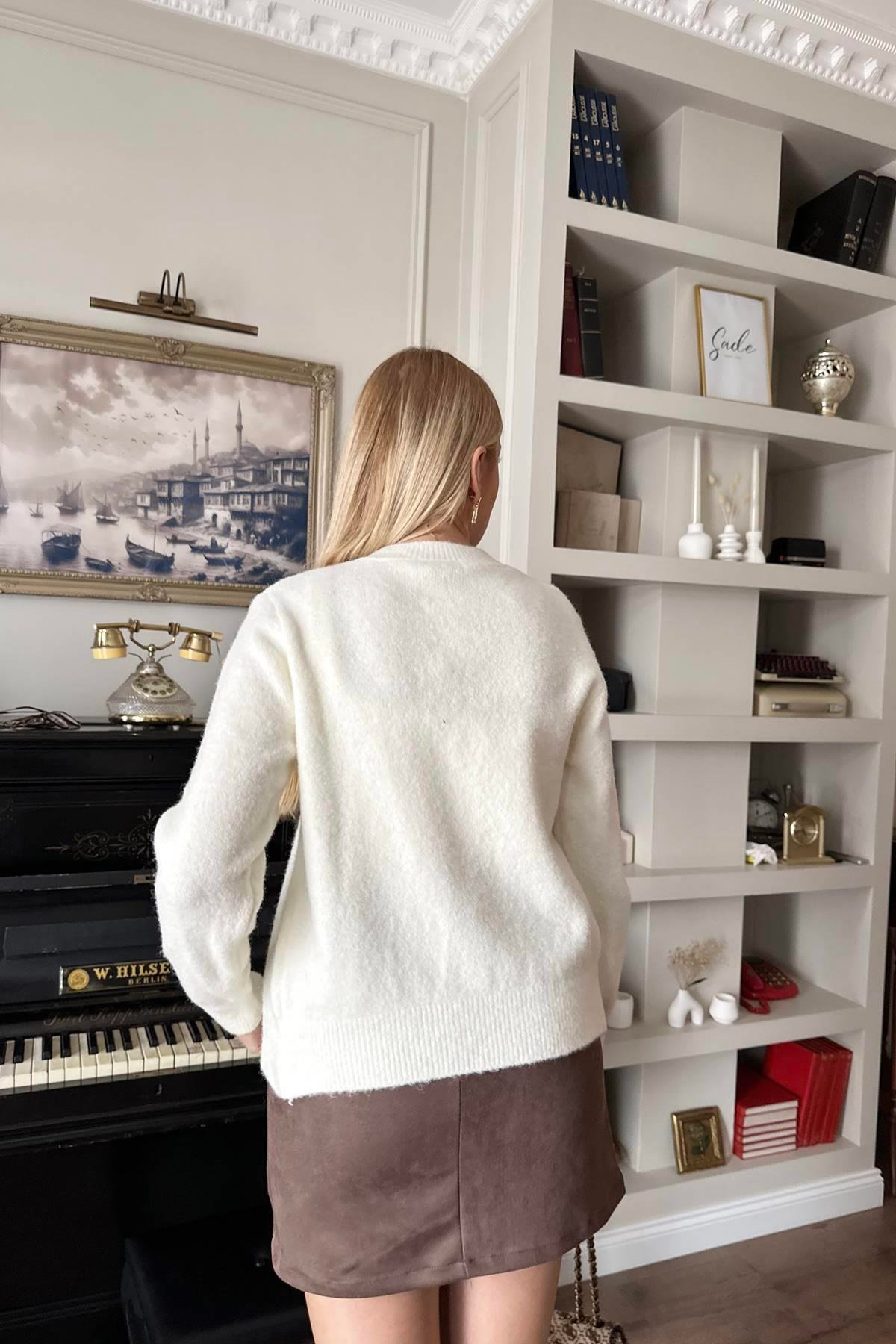 İNCİ DÜĞMELİ TRIKO HIRKA