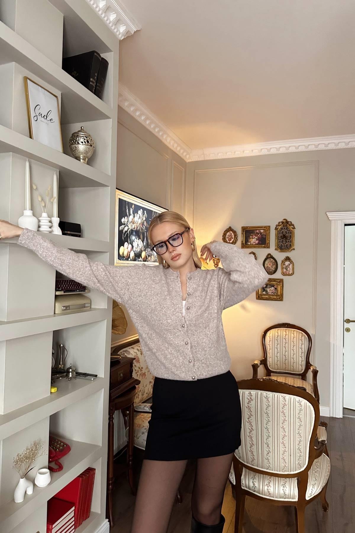 İNCİ DÜĞMELİ TRIKO HIRKA