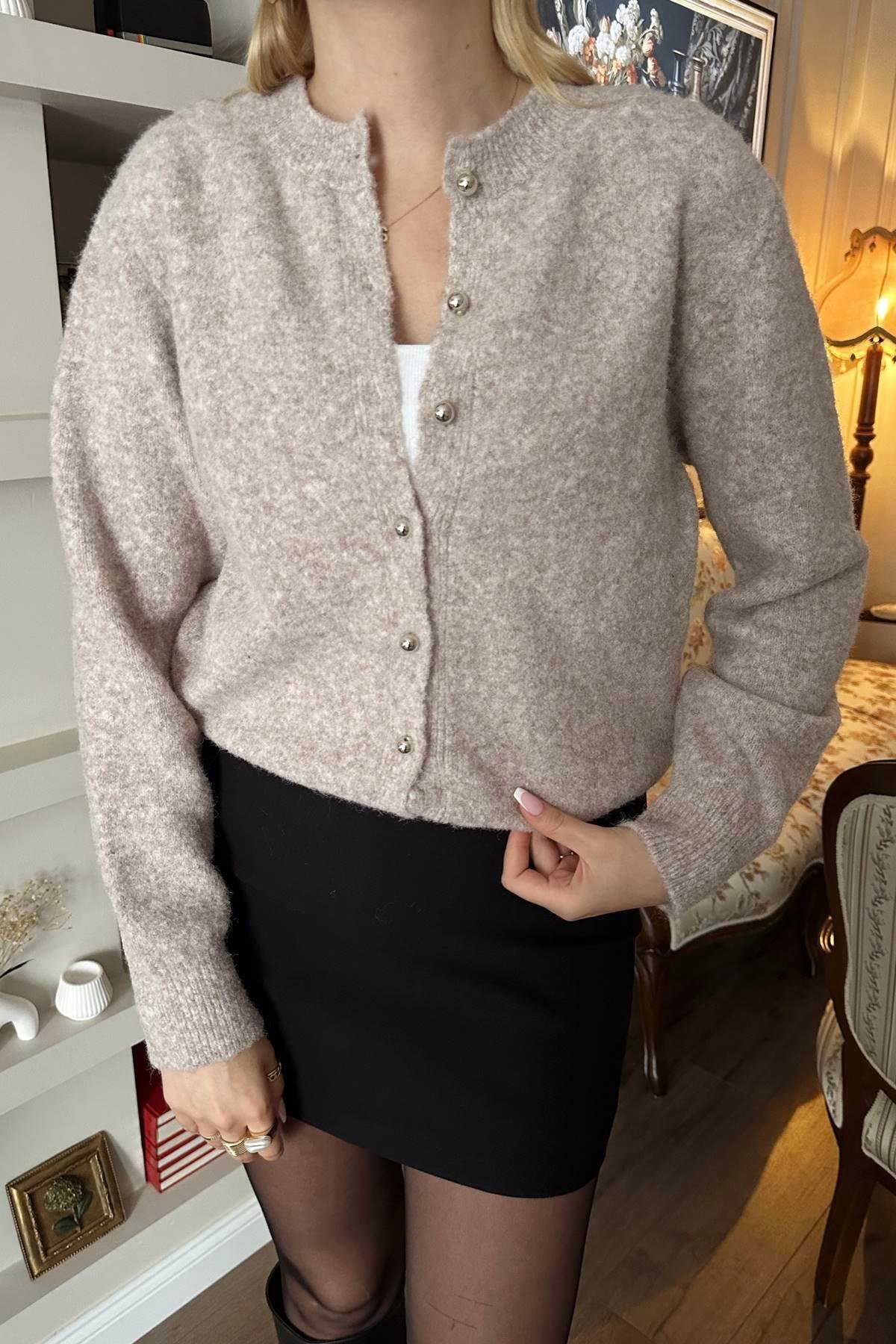 İNCİ DÜĞMELİ TRIKO HIRKA