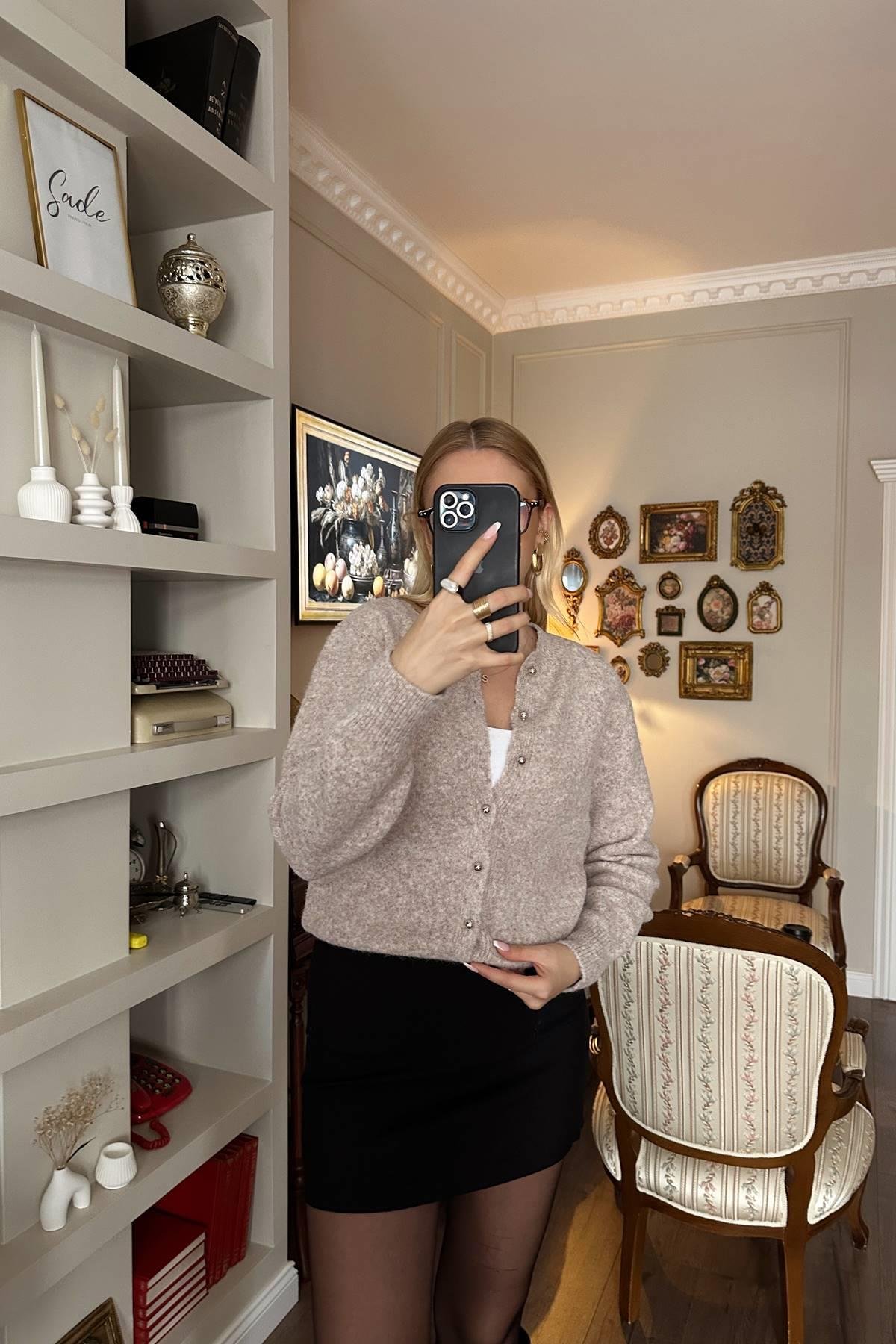 İNCİ DÜĞMELİ TRIKO HIRKA