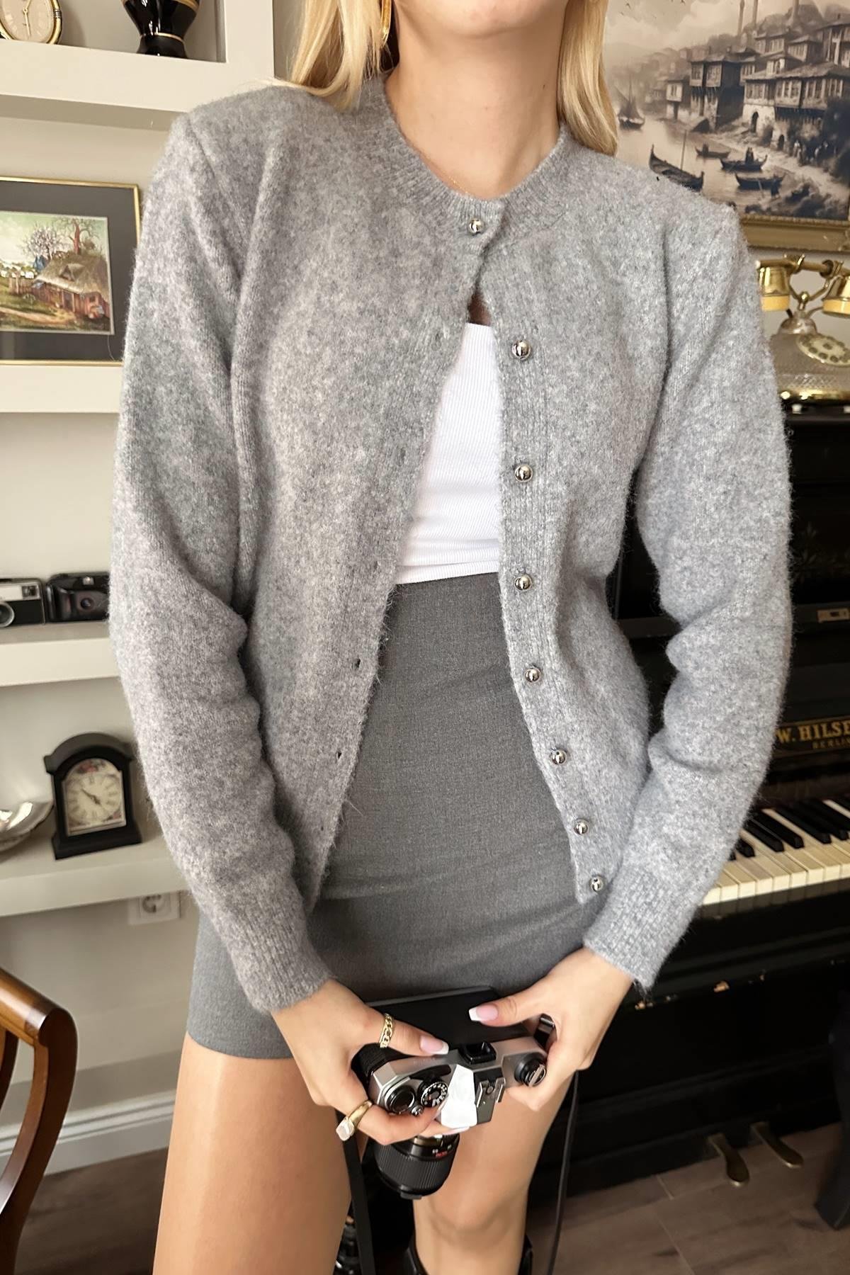 İNCİ DÜĞMELİ TRIKO HIRKA