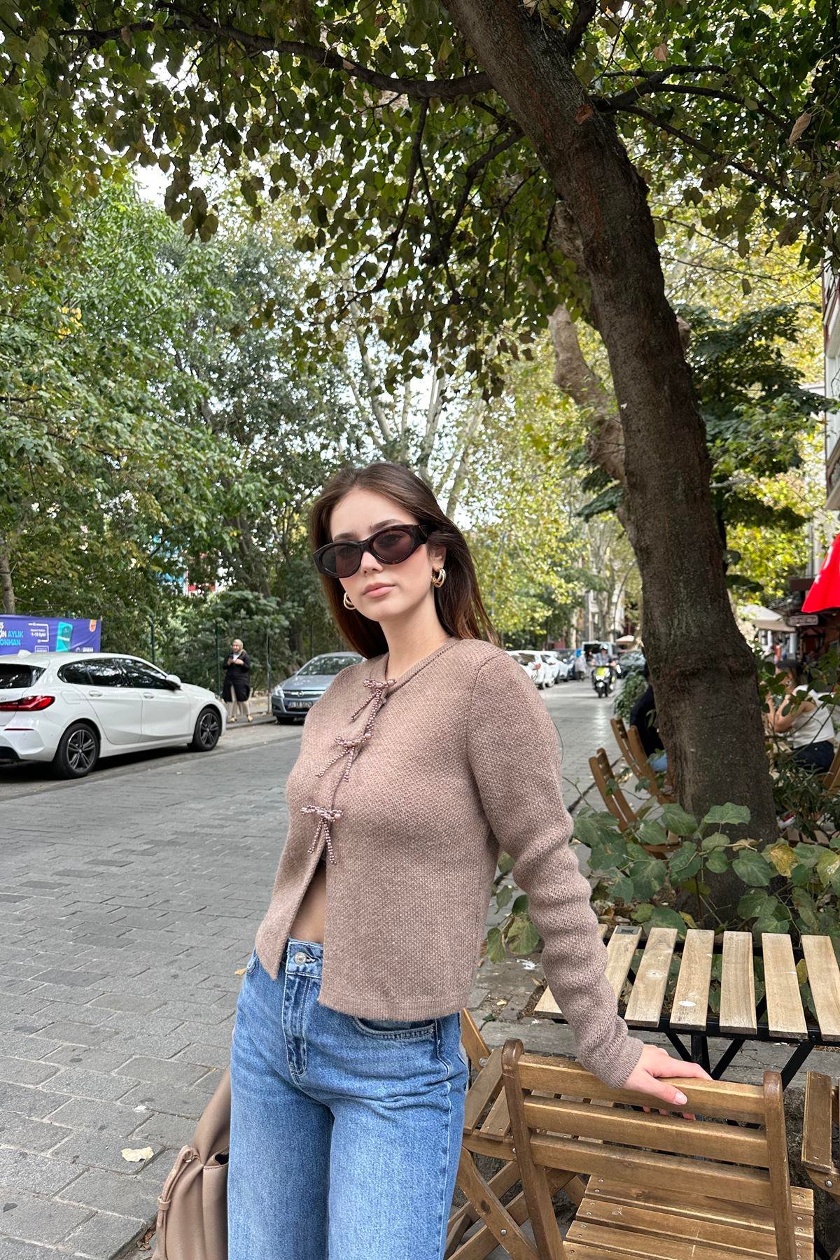 İNCİ FİYONK AKSESUARLI TRIKO HIRKA