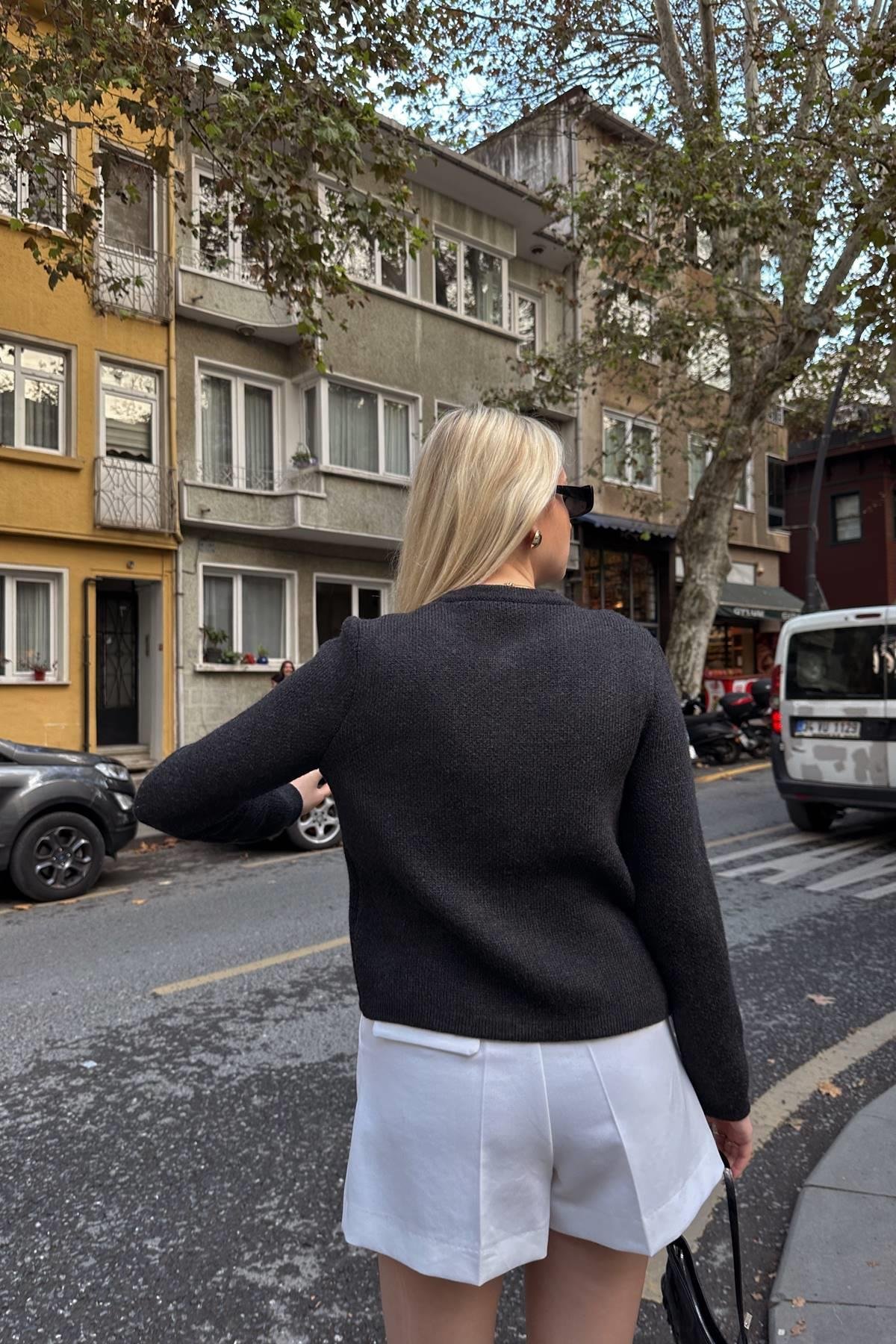 İNCİ FİYONK AKSESUARLI TRIKO HIRKA