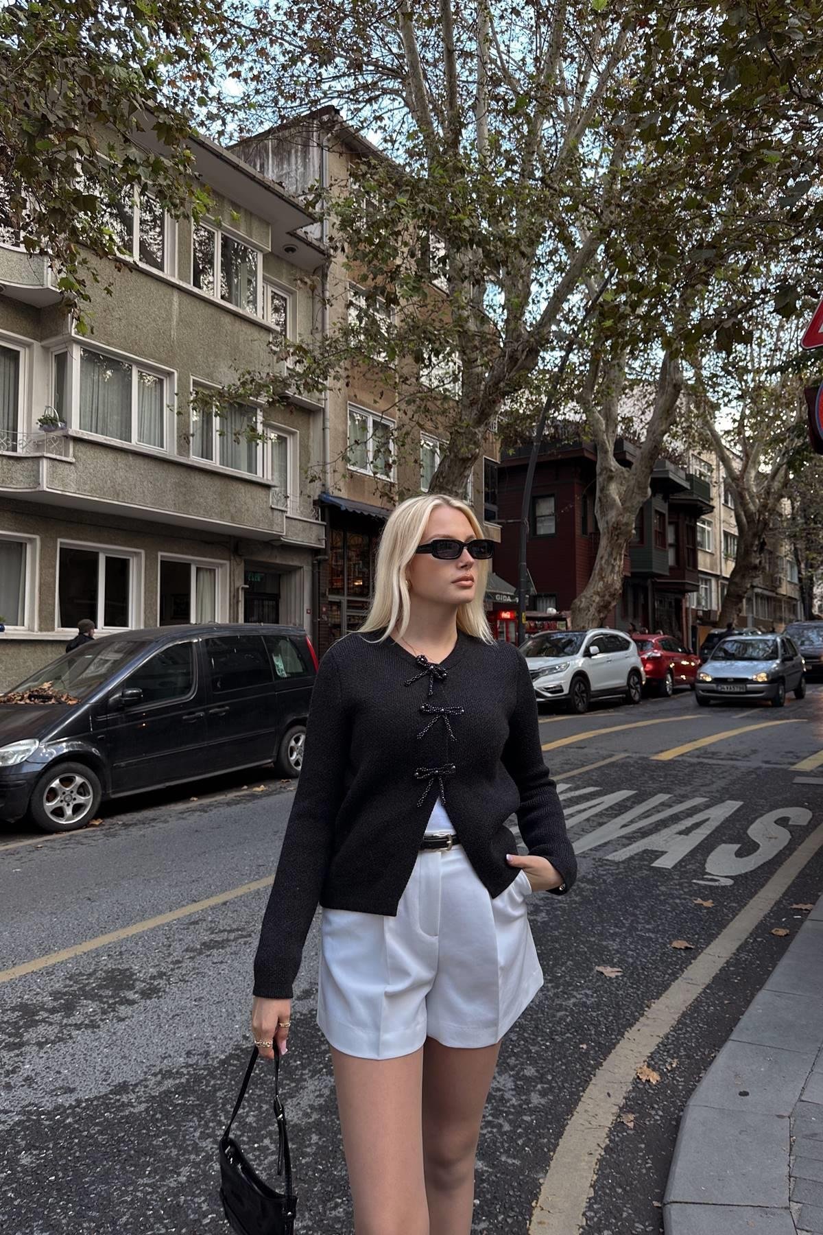 İNCİ FİYONK AKSESUARLI TRIKO HIRKA