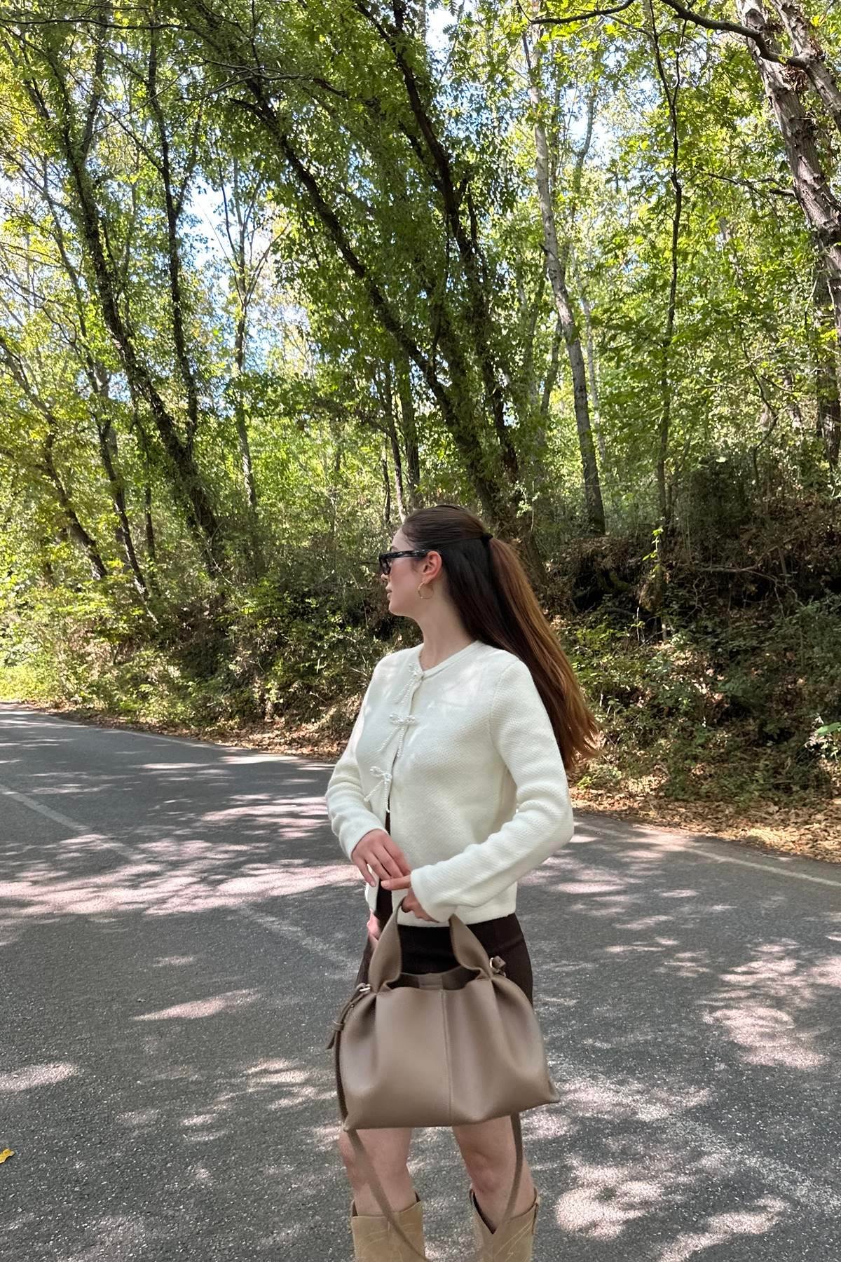 İNCİ FİYONK AKSESUARLI TRIKO HIRKA