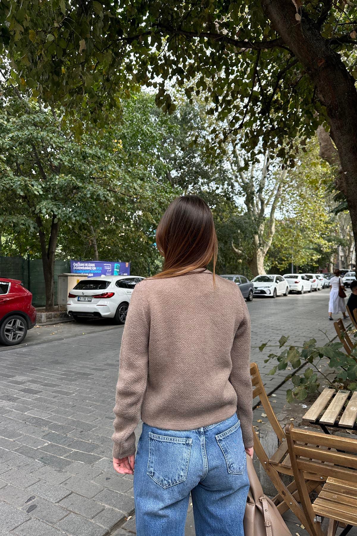 İNCİ FİYONK AKSESUARLI TRIKO HIRKA