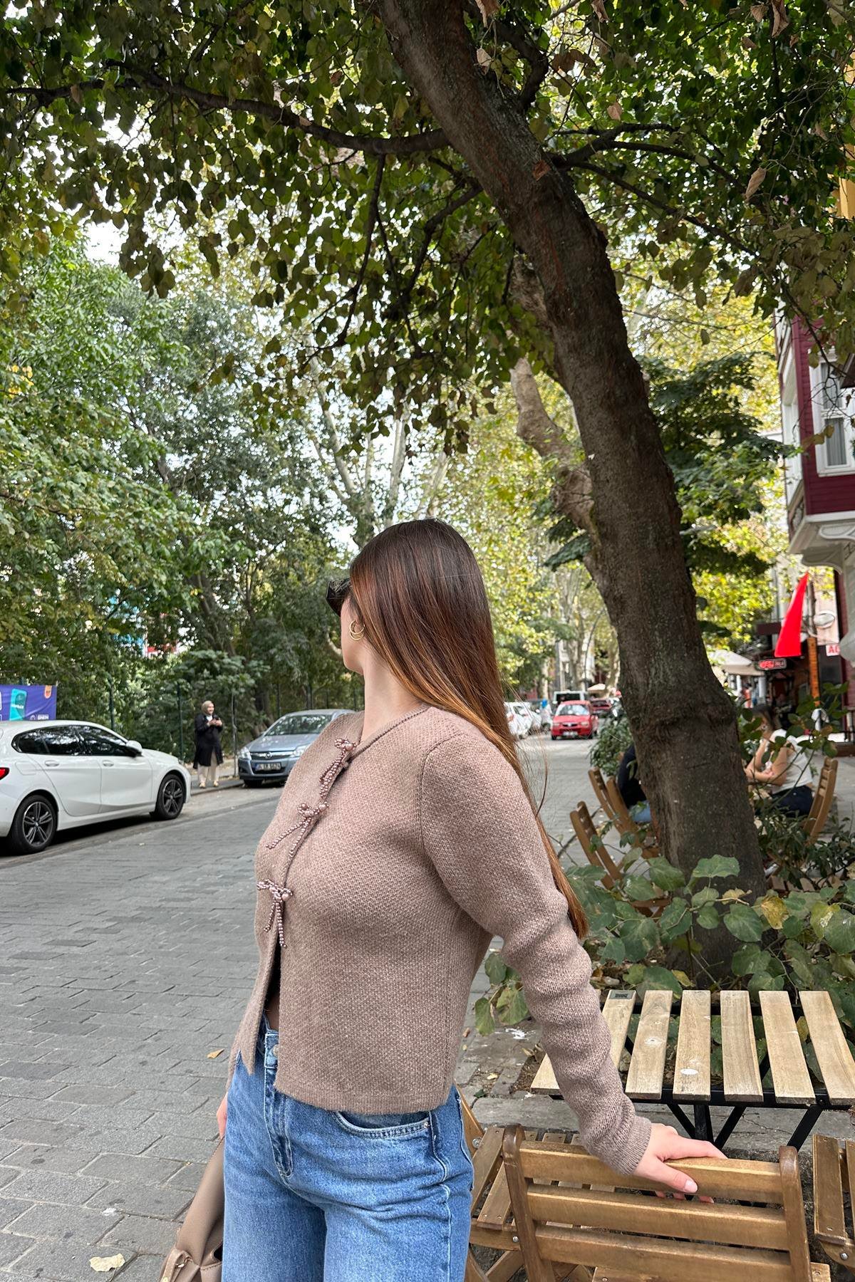 İNCİ FİYONK AKSESUARLI TRIKO HIRKA